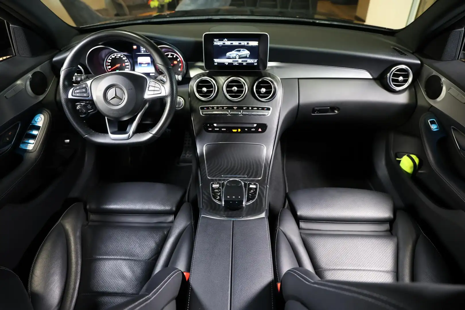Mercedes-Benz C 350 e AMG|Luchtvering|Night|Carplay|Leder Zwart - 2
