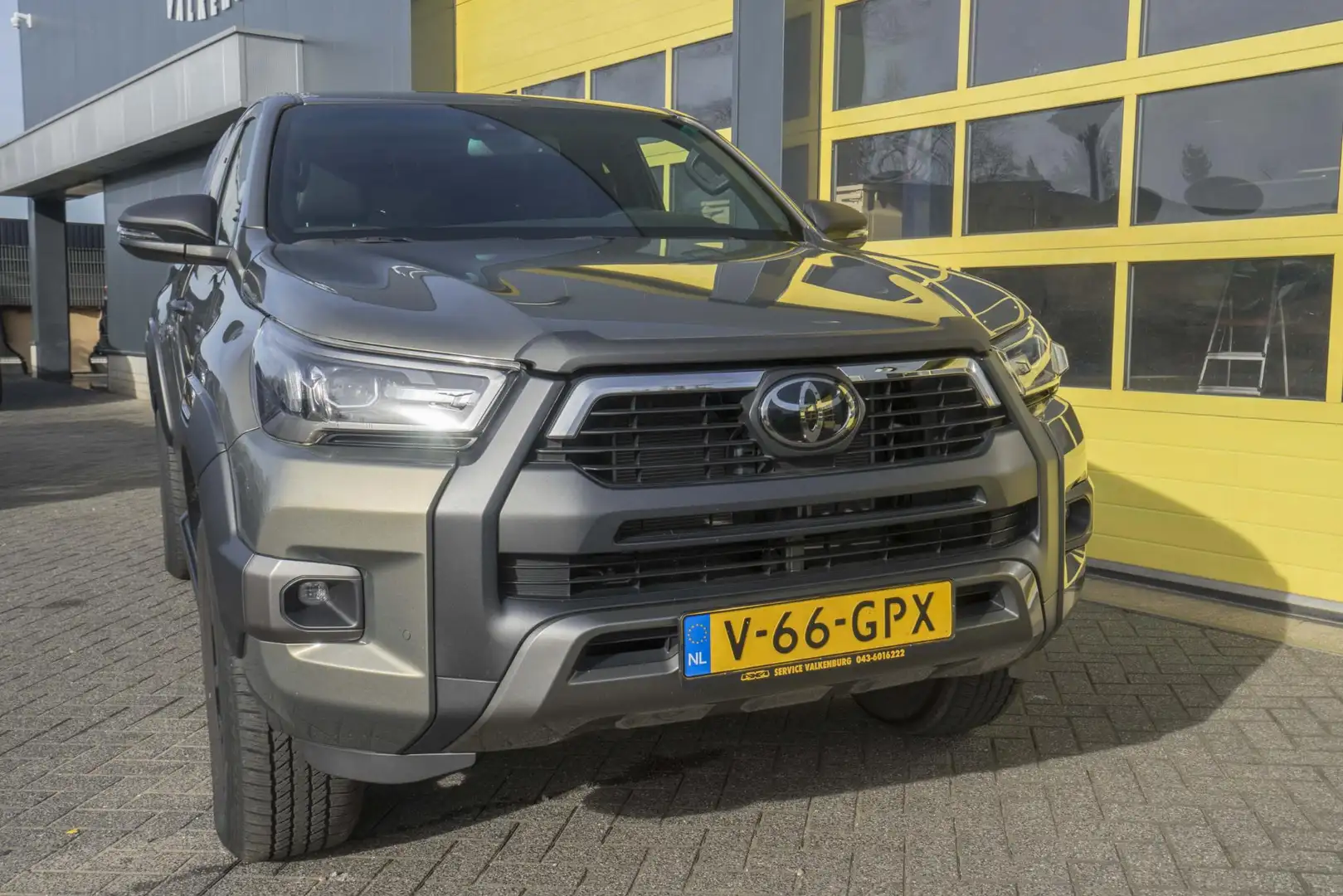 Toyota Hilux 2.8 D-4D Xtra Cab Invincible - 1