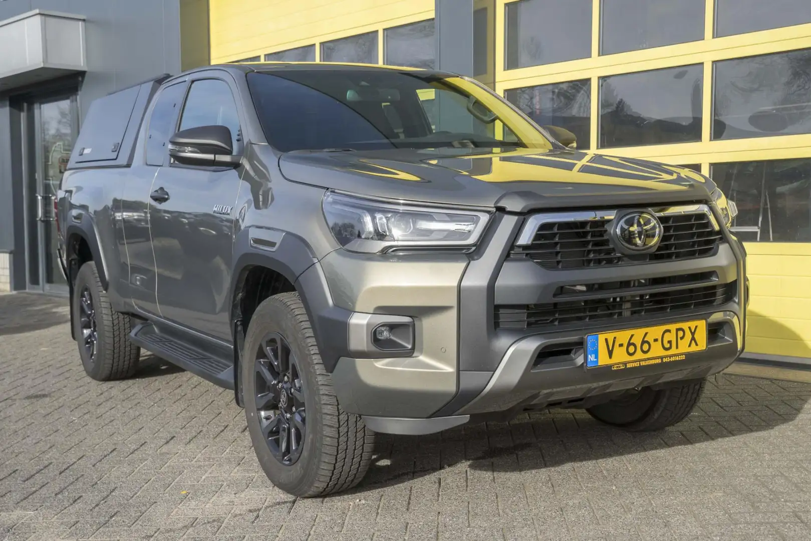 Toyota Hilux 2.8 D-4D Xtra Cab Invincible - 2