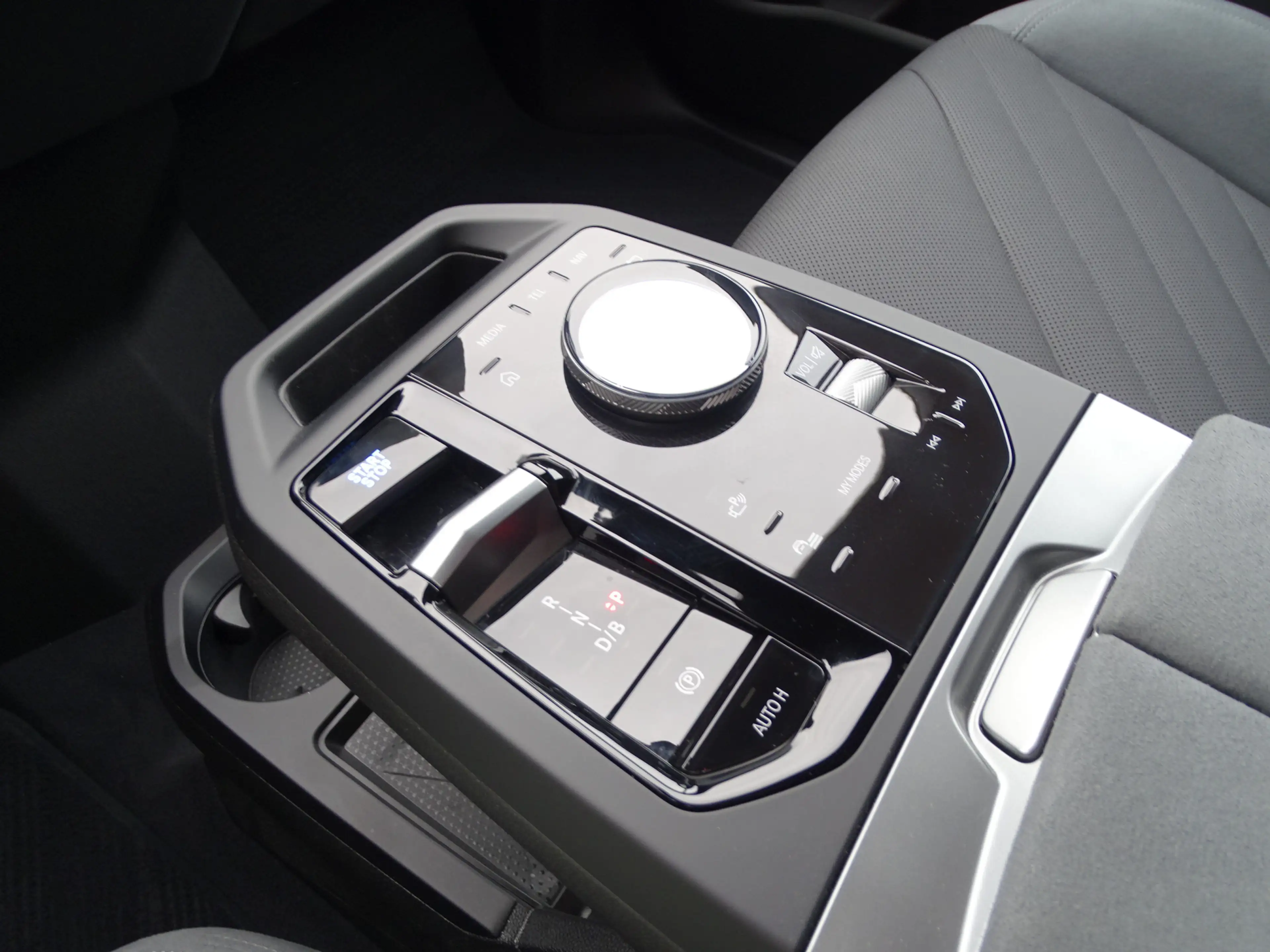 BMW iX xDrive45 Innovatiespakket Harman/Kardon M Sportpak — photo 36