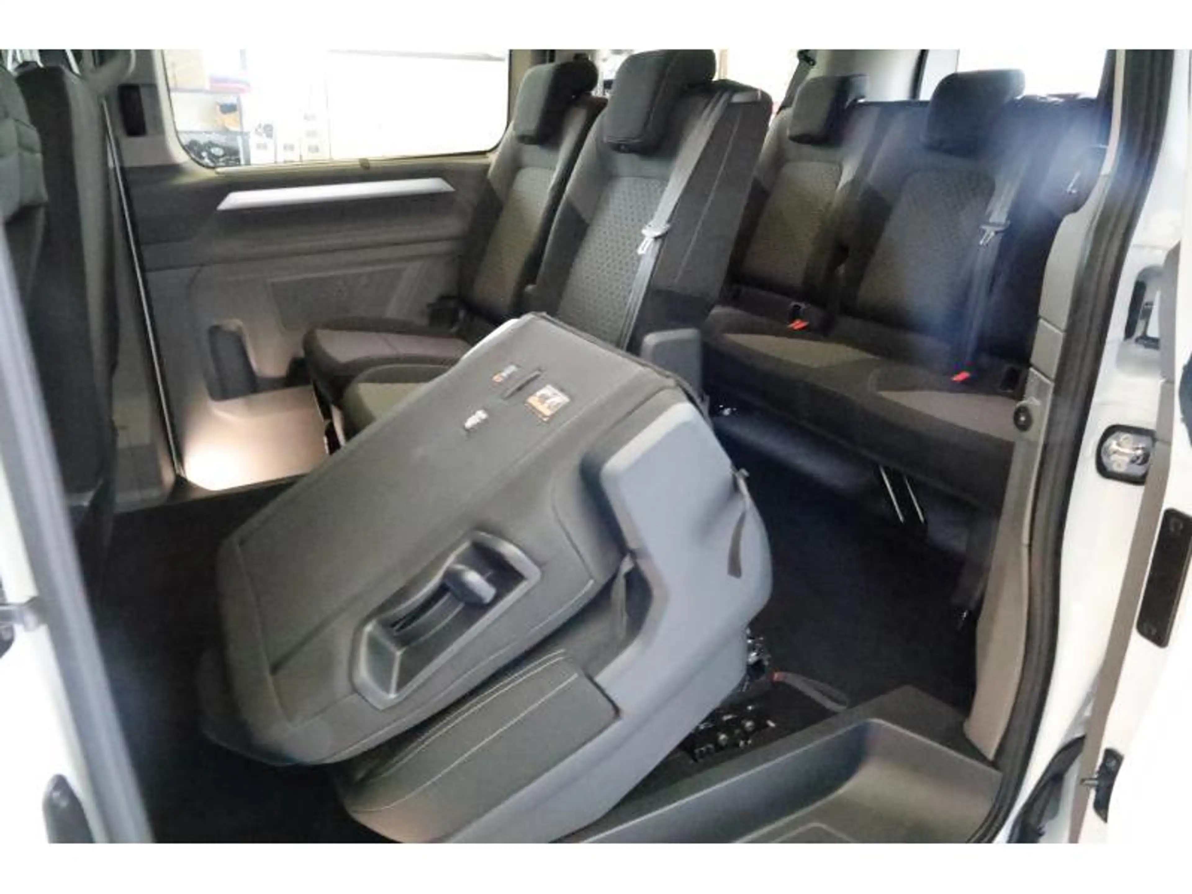 Volkswagen T7 Caravelle Life AHK NAVI — photo 9