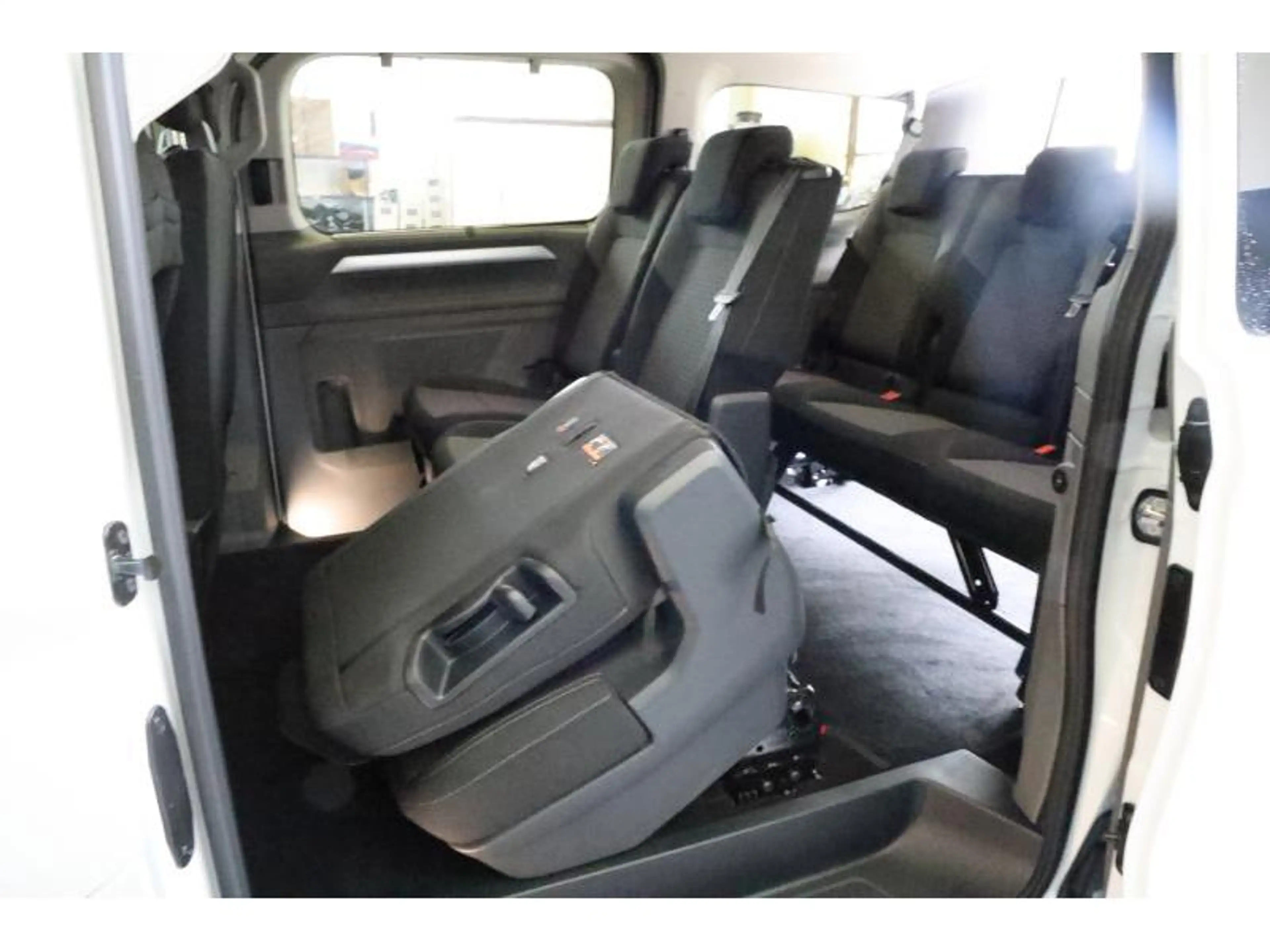 Volkswagen T7 Caravelle Life AHK NAVI — photo 8
