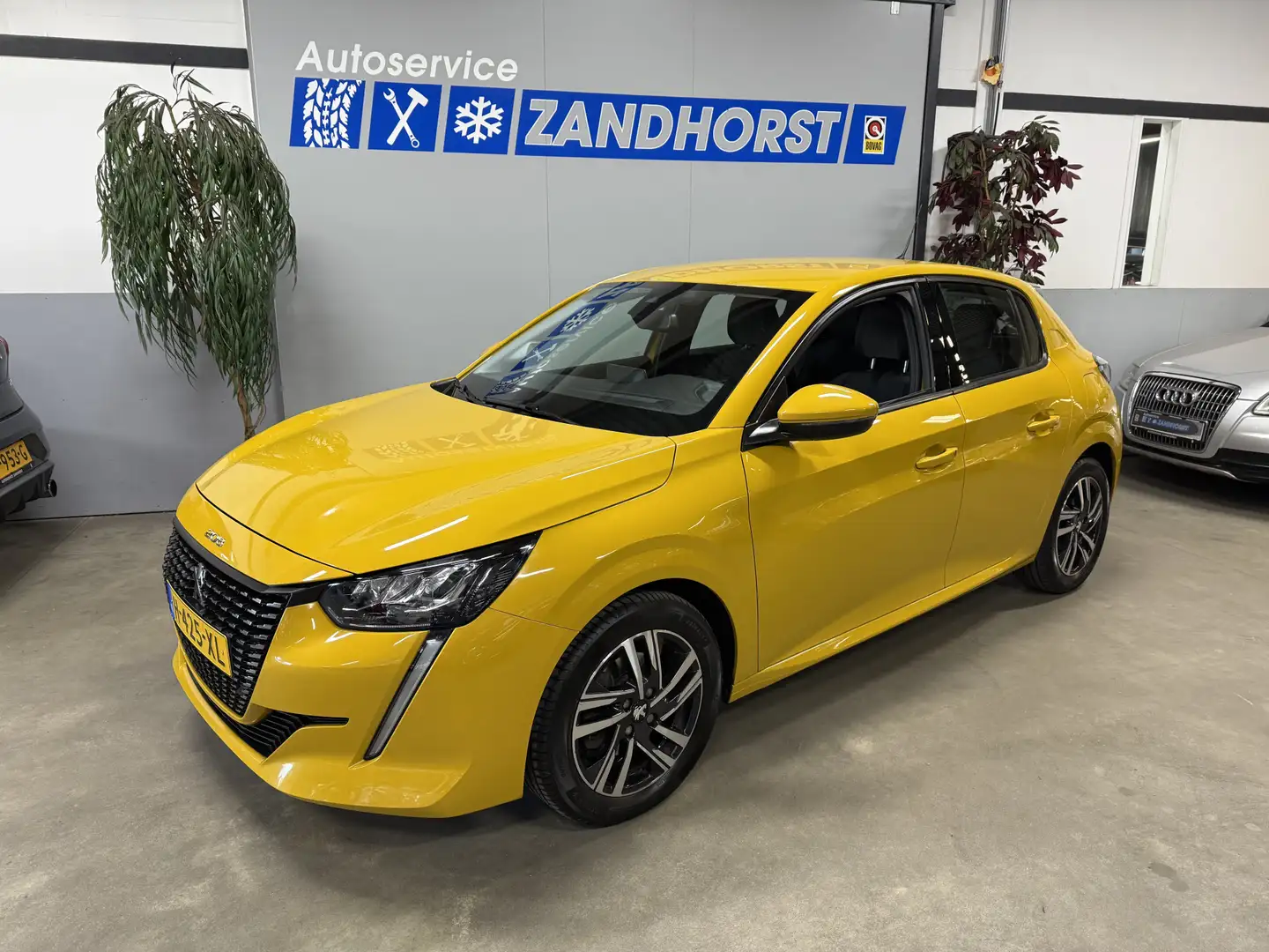Peugeot 208 1.2 PureTech Allure Geel - 1