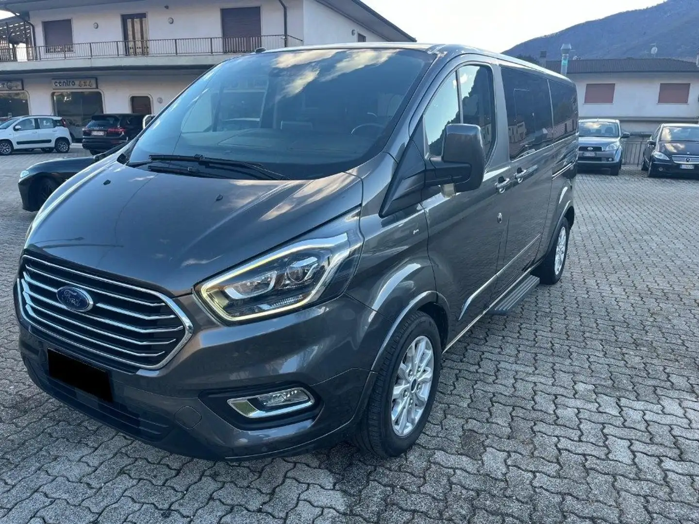 Ford Tourneo Custom 310 2.0 TDCi 170CV PC Titanium Grau - 1