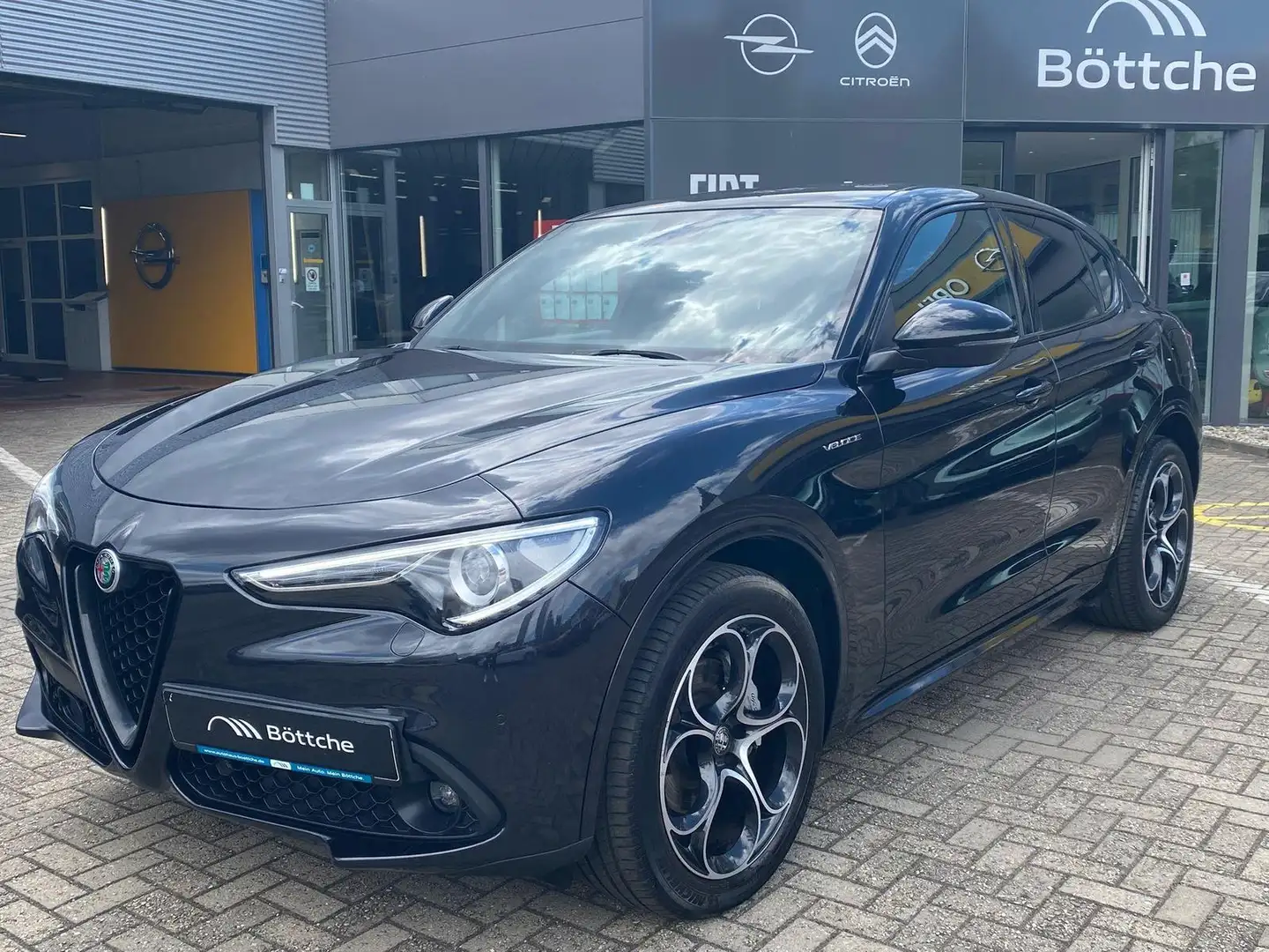 Alfa Romeo Stelvio Veloce Q4 2.2 JTDM Schwarz - 2