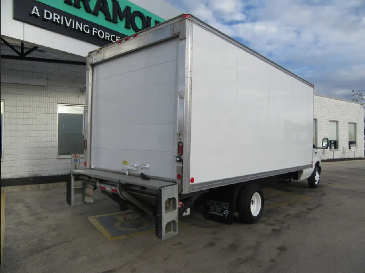 Ford E-450 Super Duty DRW снимка Ford E-450 Super Duty DRW