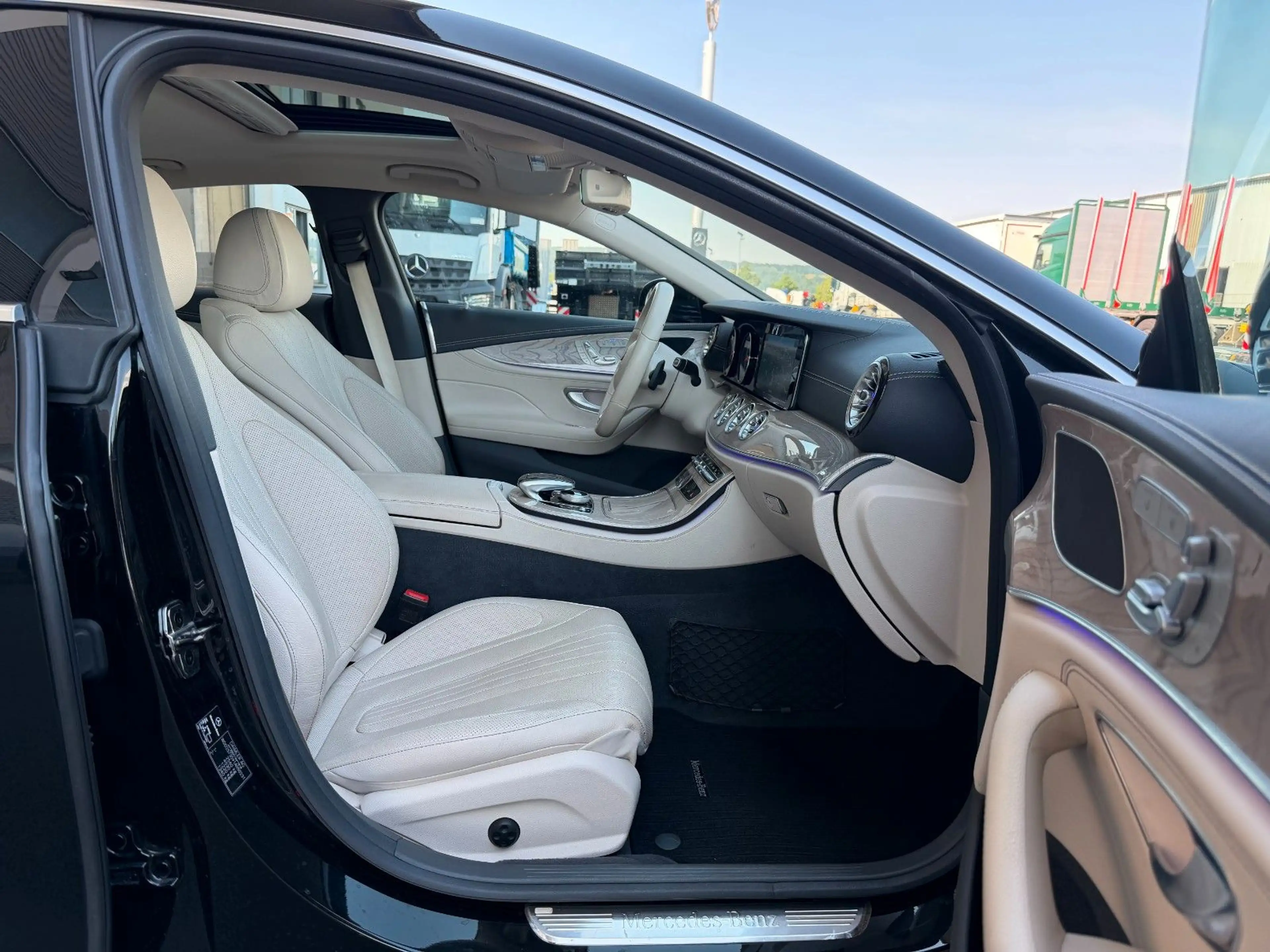 Mercedes-Benz CLS 450 4M+Distr+ESD+AirM+Sitzklima+360+Beige — photo 9
