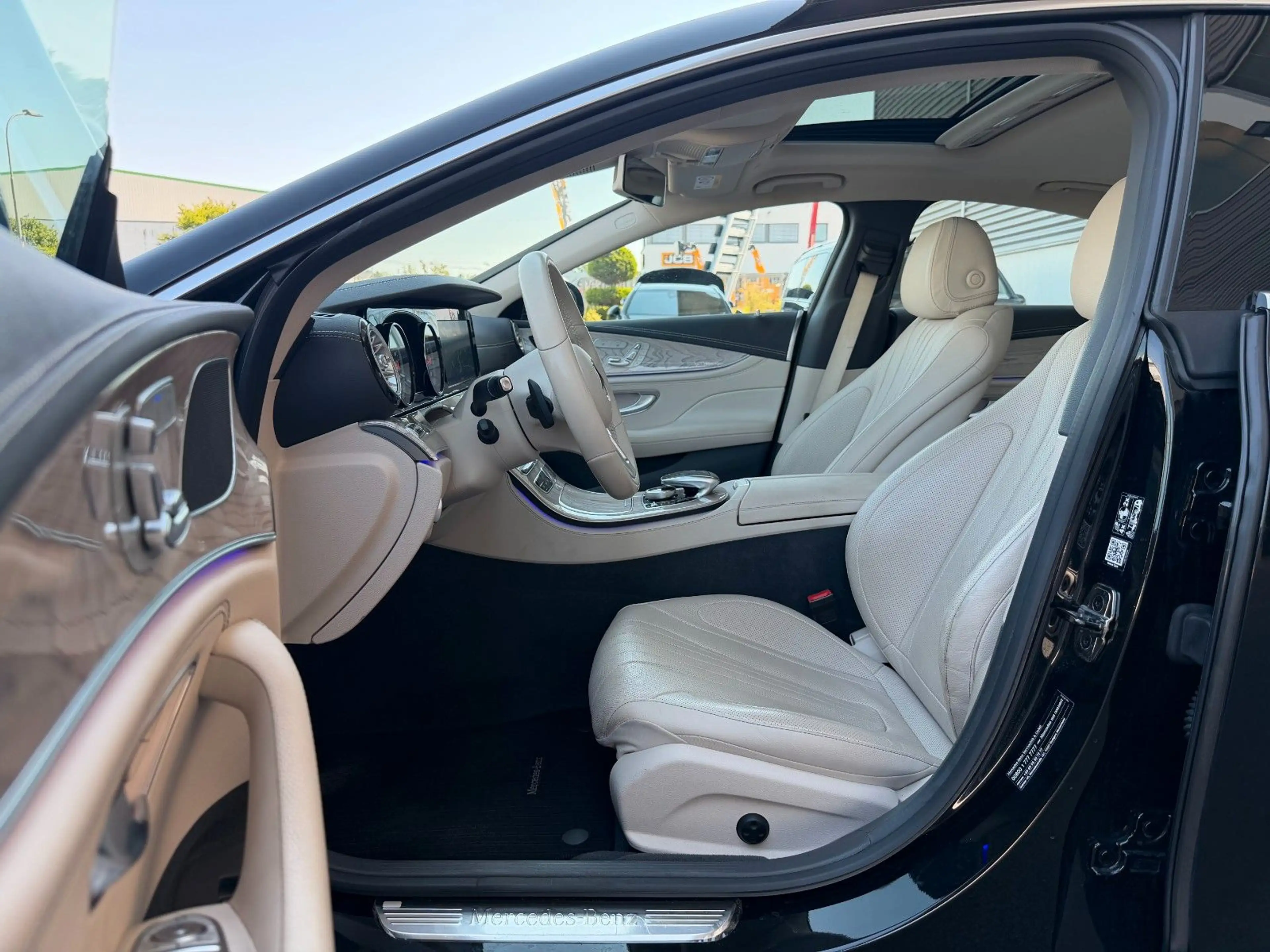 Mercedes-Benz CLS 450 4M+Distr+ESD+AirM+Sitzklima+360+Beige — photo 14
