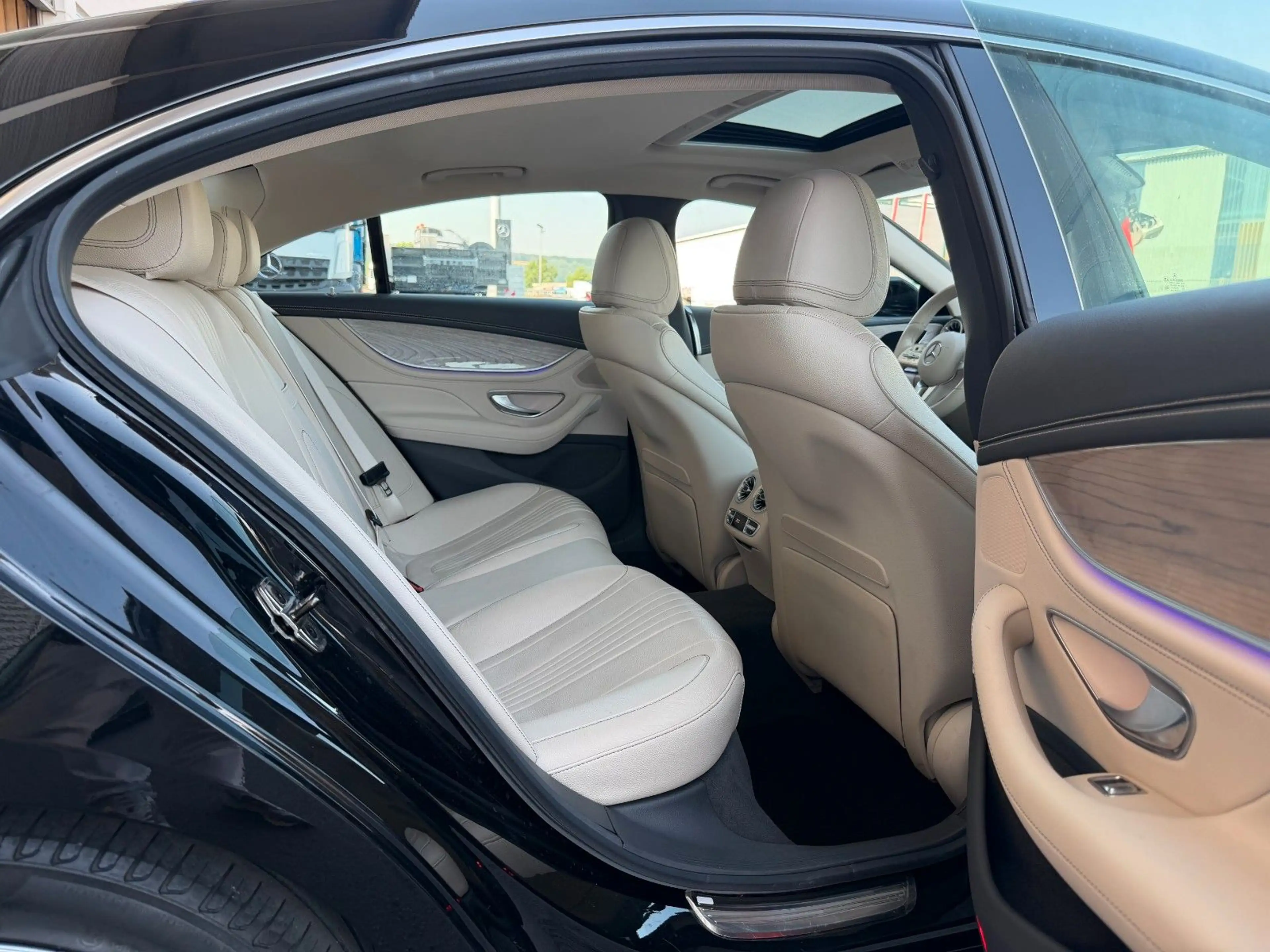 Mercedes-Benz CLS 450 4M+Distr+ESD+AirM+Sitzklima+360+Beige — photo 10