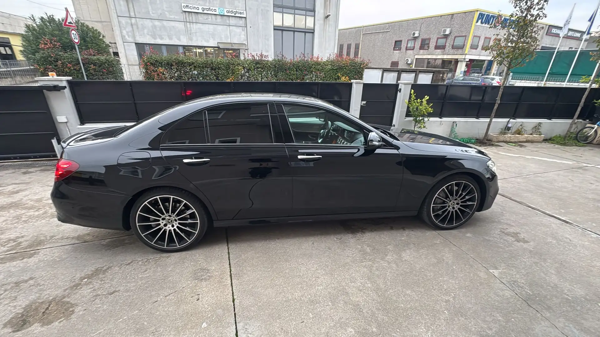 Mercedes-Benz 400 Schwarz - 2