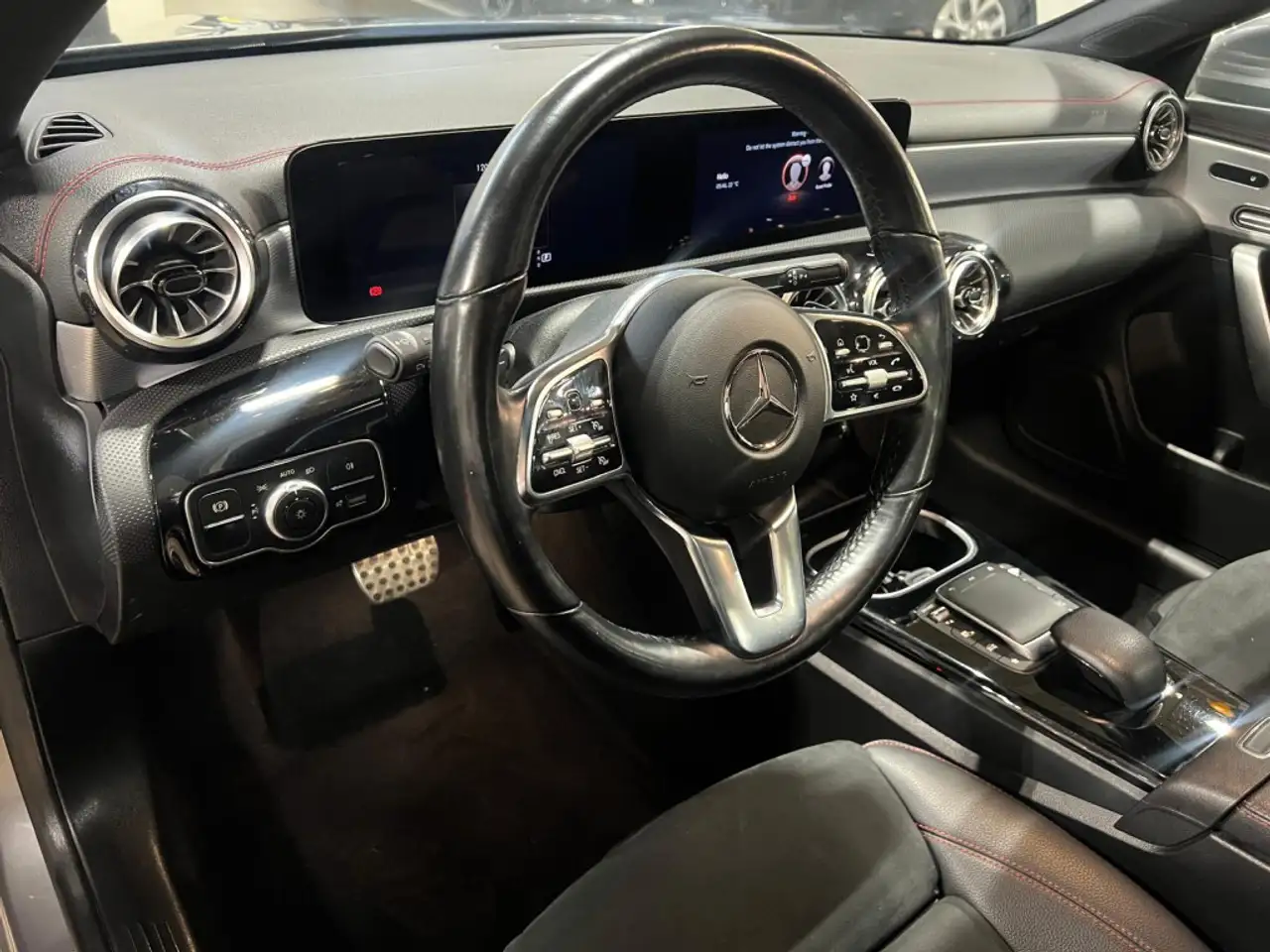 Mercedes-Benz CLA снимка Mercedes-Benz CLA