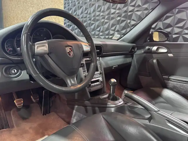 Porsche 911 view 8