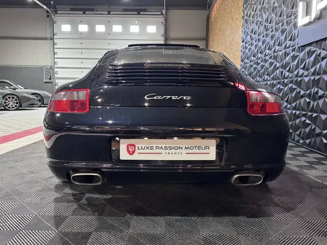 Porsche 911 view 6