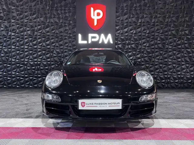 Porsche 911 view 3
