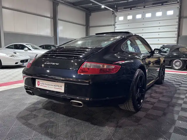 Porsche 911 view 7
