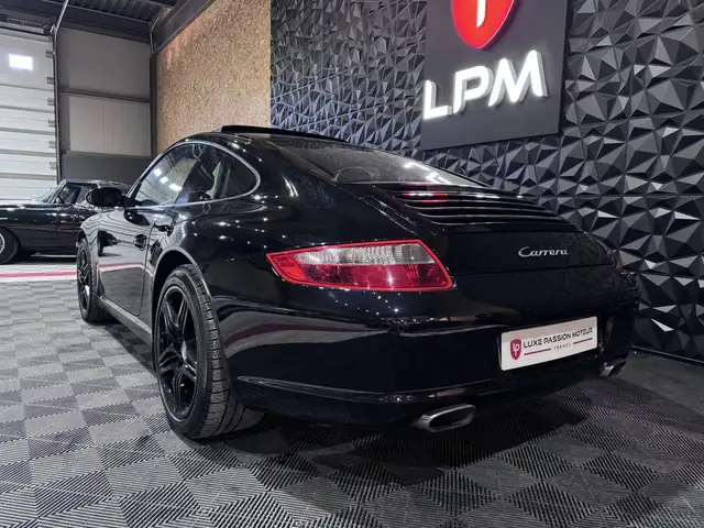 Porsche 911 view 5