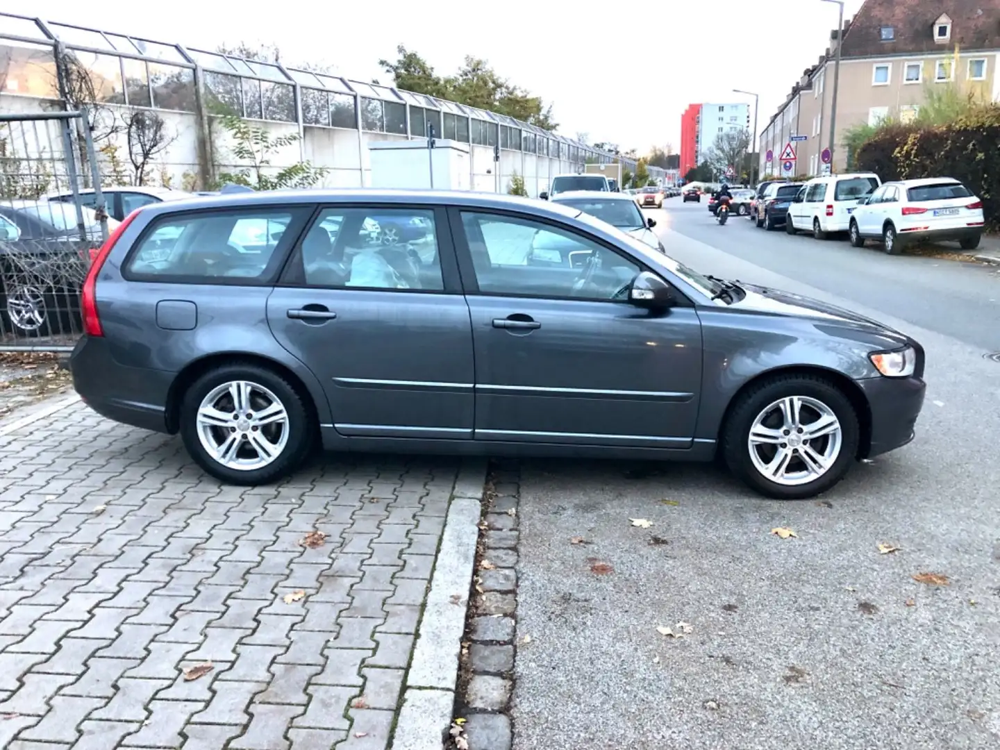 Volvo V50 Kombi D2 Kinetic 1.6 TD 2. Hand Grau - 2