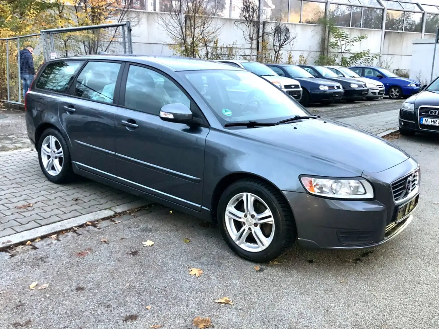 Volvo V50 Kombi D2 Kinetic 1.6 TD 2. Hand Grau - 1