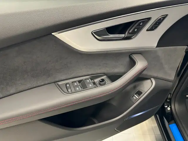 Audi Q8 view 12