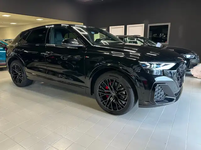 Audi Q8 view 6