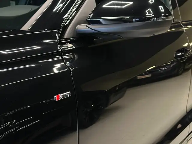 Audi Q8 view 9