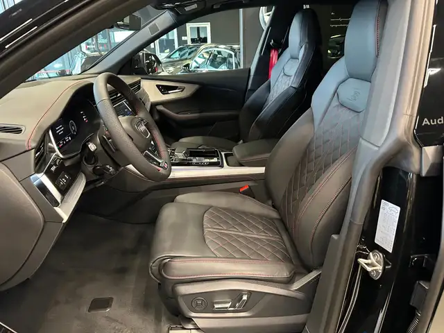 Audi Q8 view 13