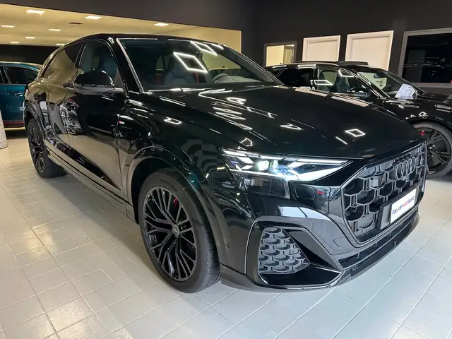 Audi Q8 view 7