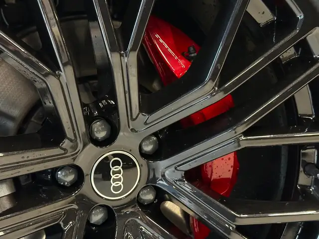Audi Q8 view 11