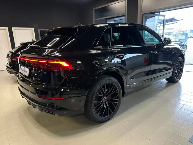 Audi Q8 view 5