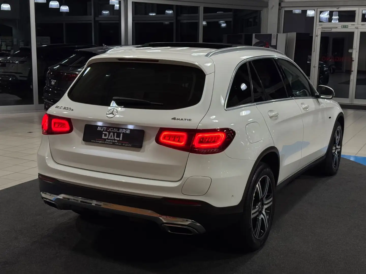 Mercedes-Benz GLC 300 e 4Matic NAVI-CARPLAY-LED-SHZ-PANORAMA Белый - 2
