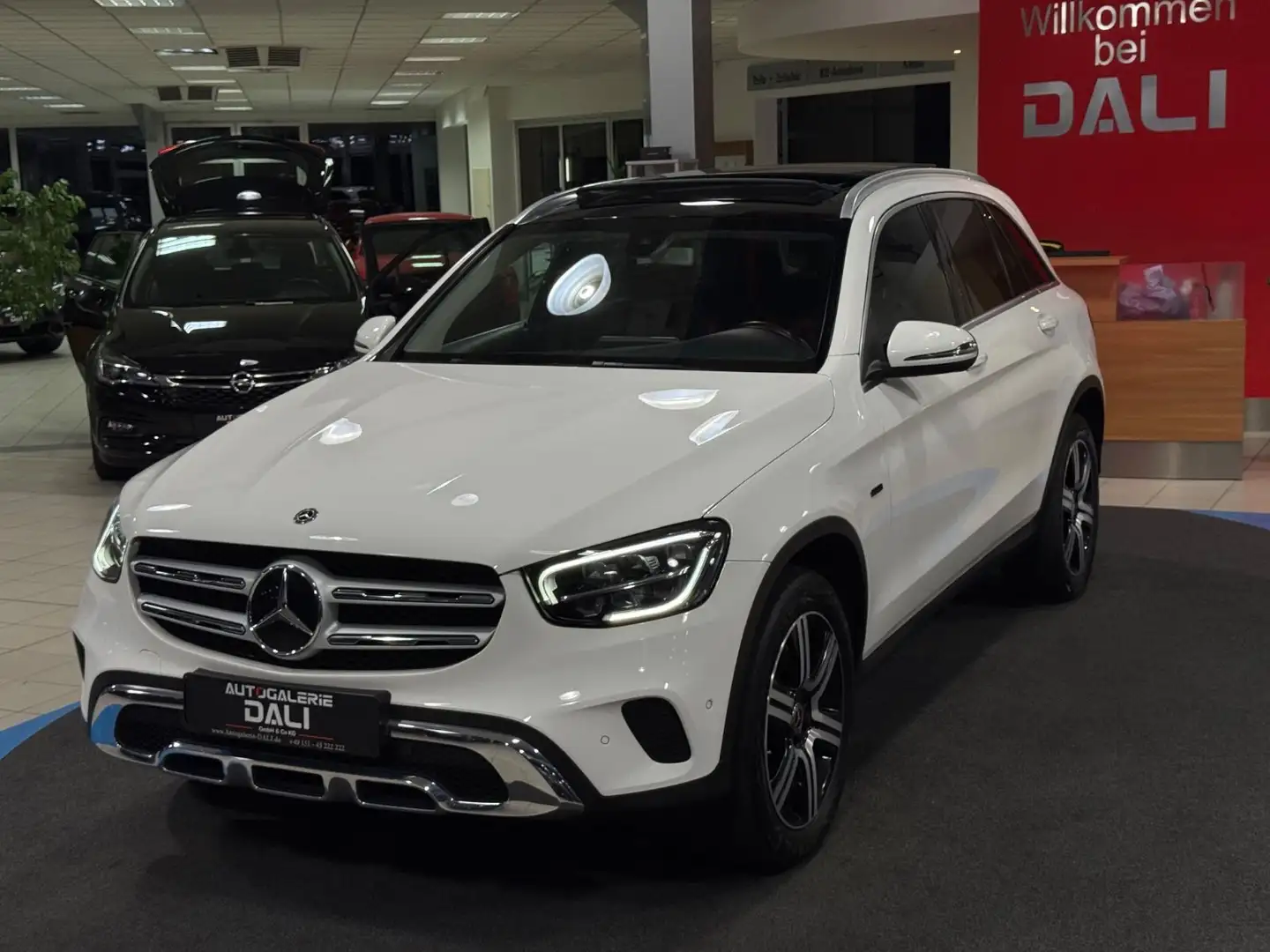 Mercedes-Benz GLC 300 e 4Matic NAVI-CARPLAY-LED-SHZ-PANORAMA Белый - 1