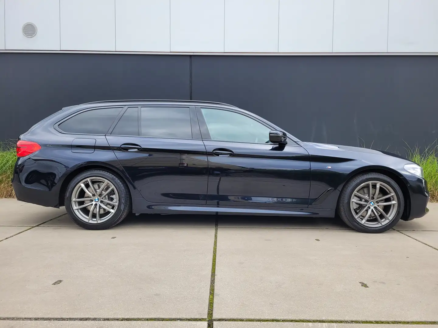 BMW 518 d Touring Aut. *M-PAKKET*CAMERA*DAB*FACELIFT!* Negru - 2