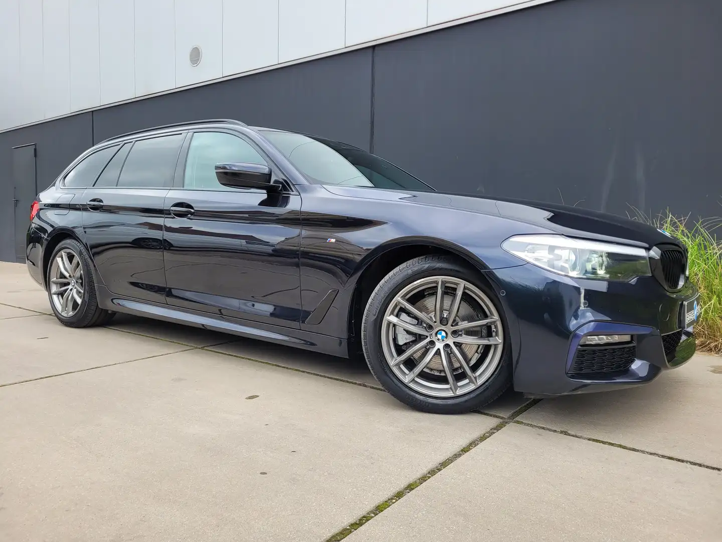 BMW 518 d Touring Aut. *M-PAKKET*CAMERA*DAB*FACELIFT!* Negru - 1