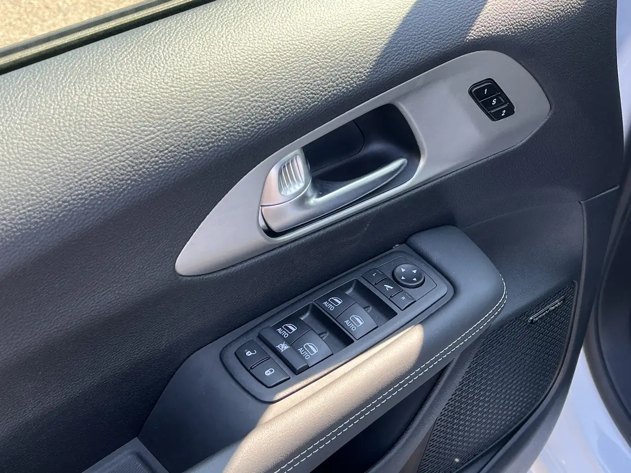 Chrysler Pacifica снимка Chrysler Pacifica