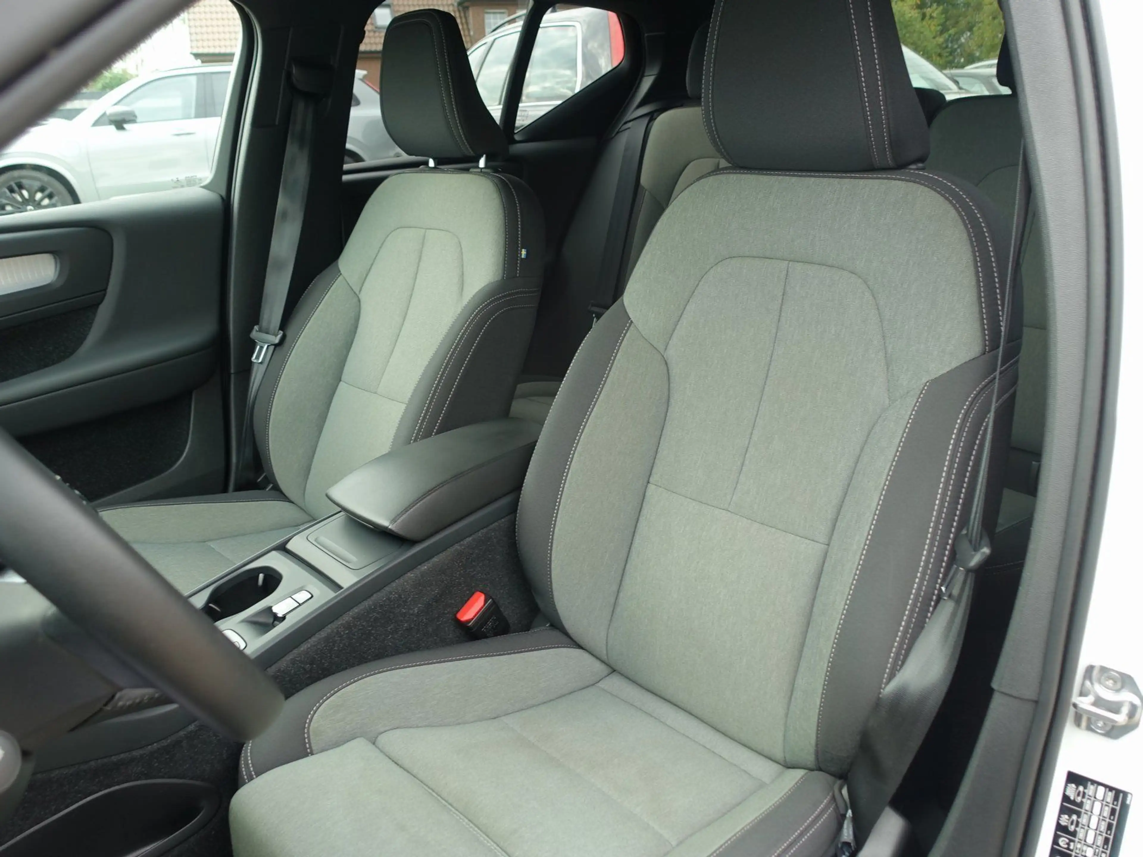 Volvo XC40 B4 2WD Momentum Pro/AHK/H&K — photo 11