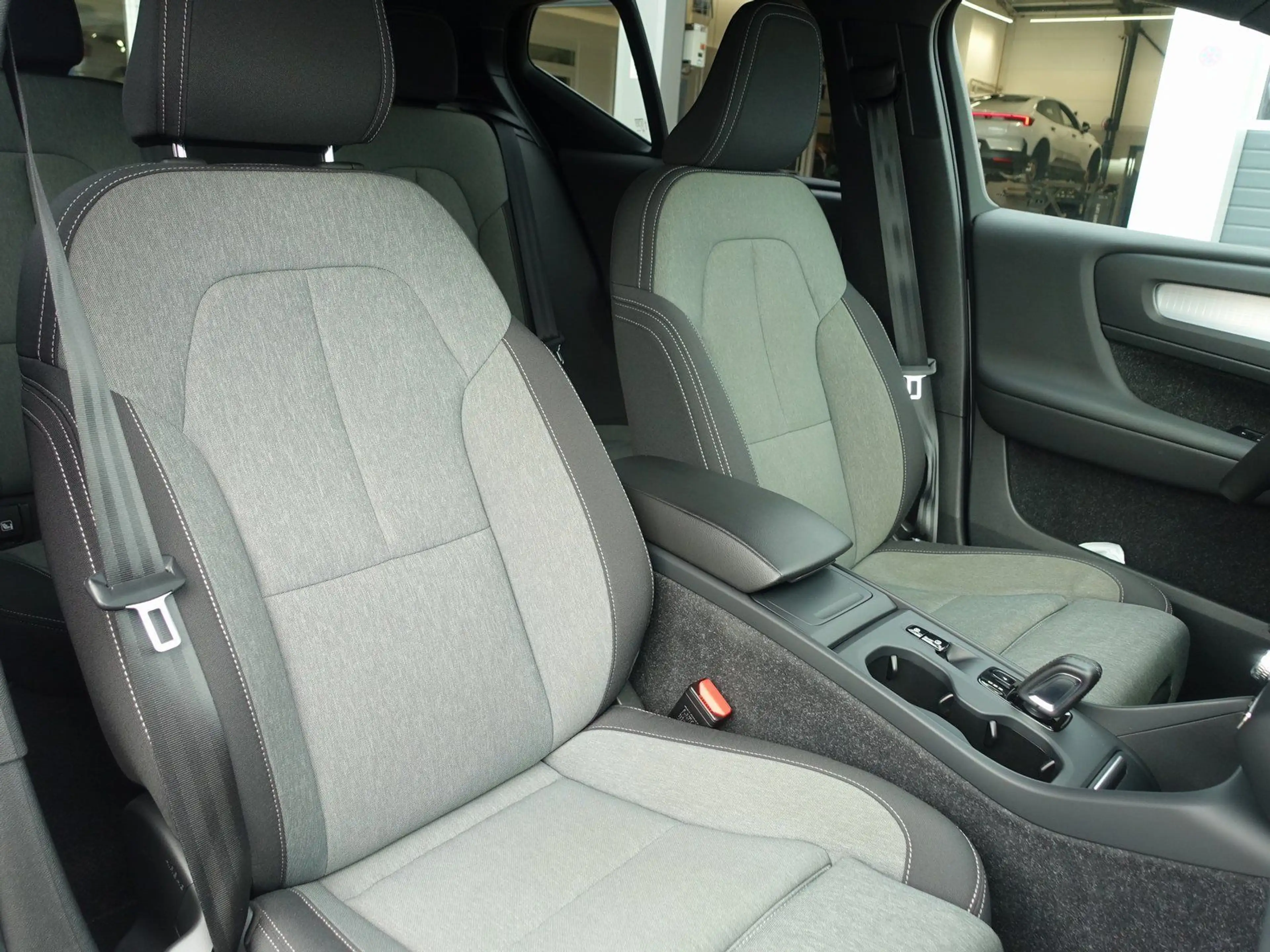 Volvo XC40 B4 2WD Momentum Pro/AHK/H&K — photo 8