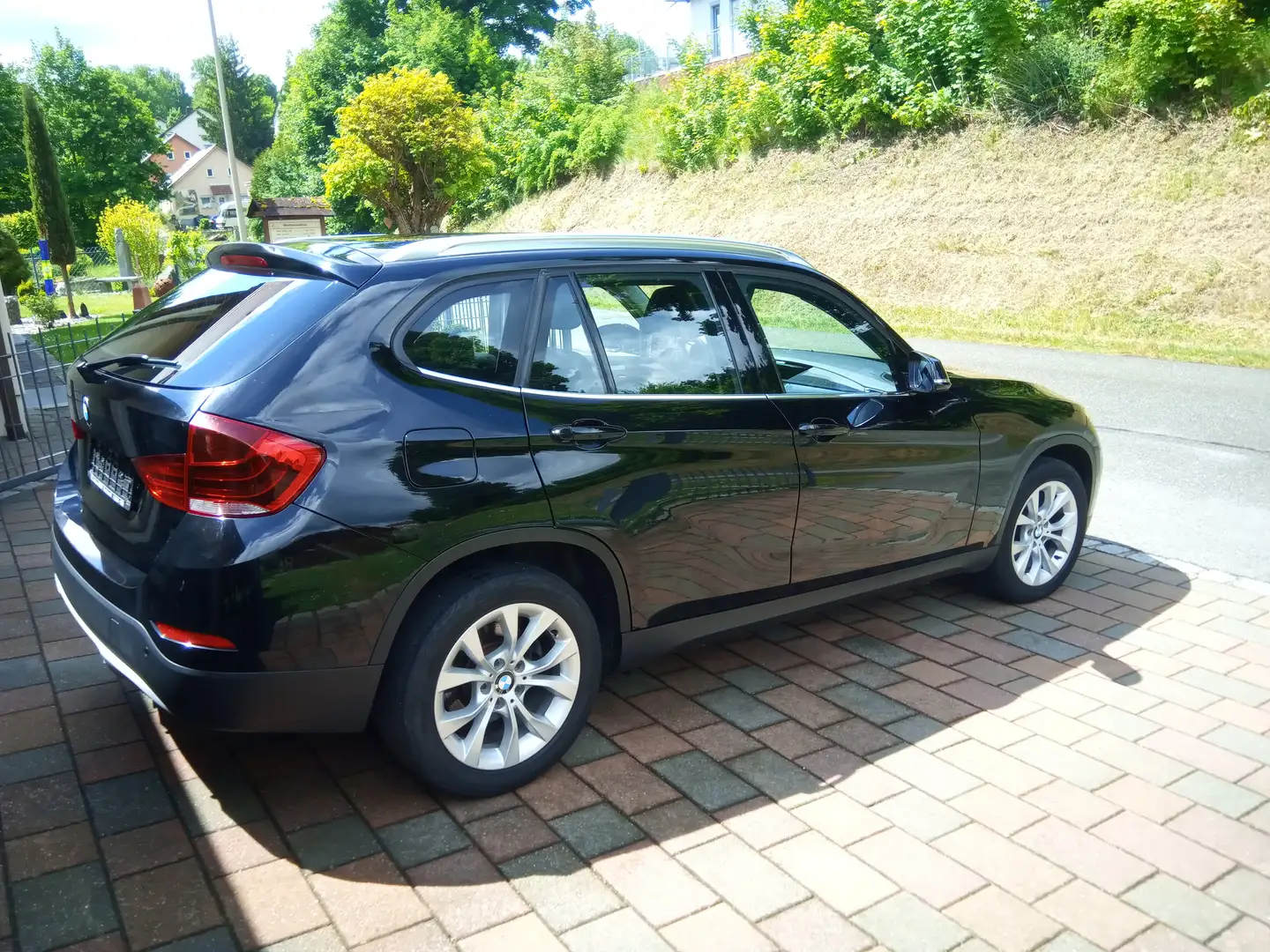 BMW X1 X1 sDrive16d Schwarz - 1