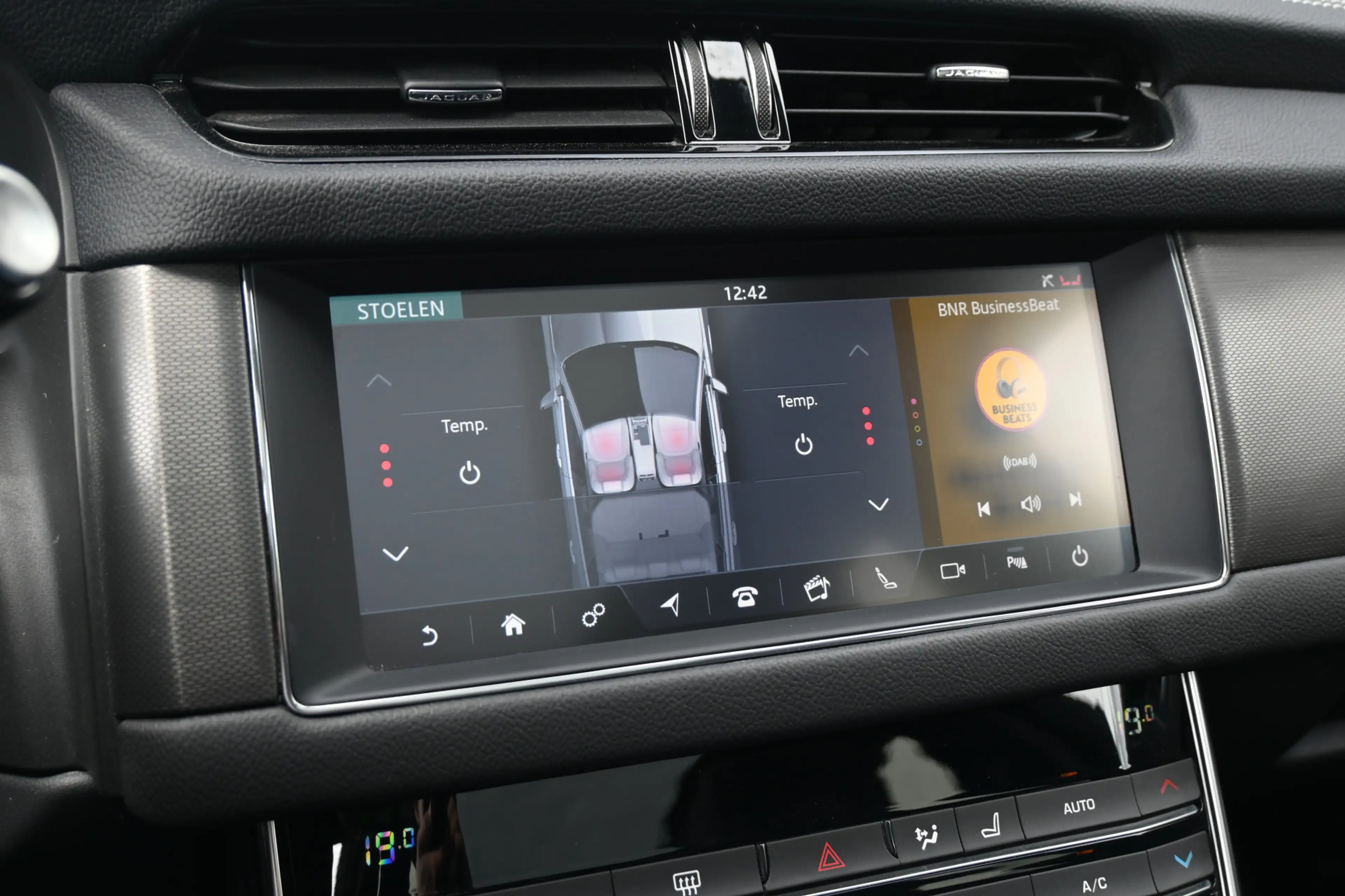 Jaguar XF Sportbrake 2.0t Chequered Flag — photo 25