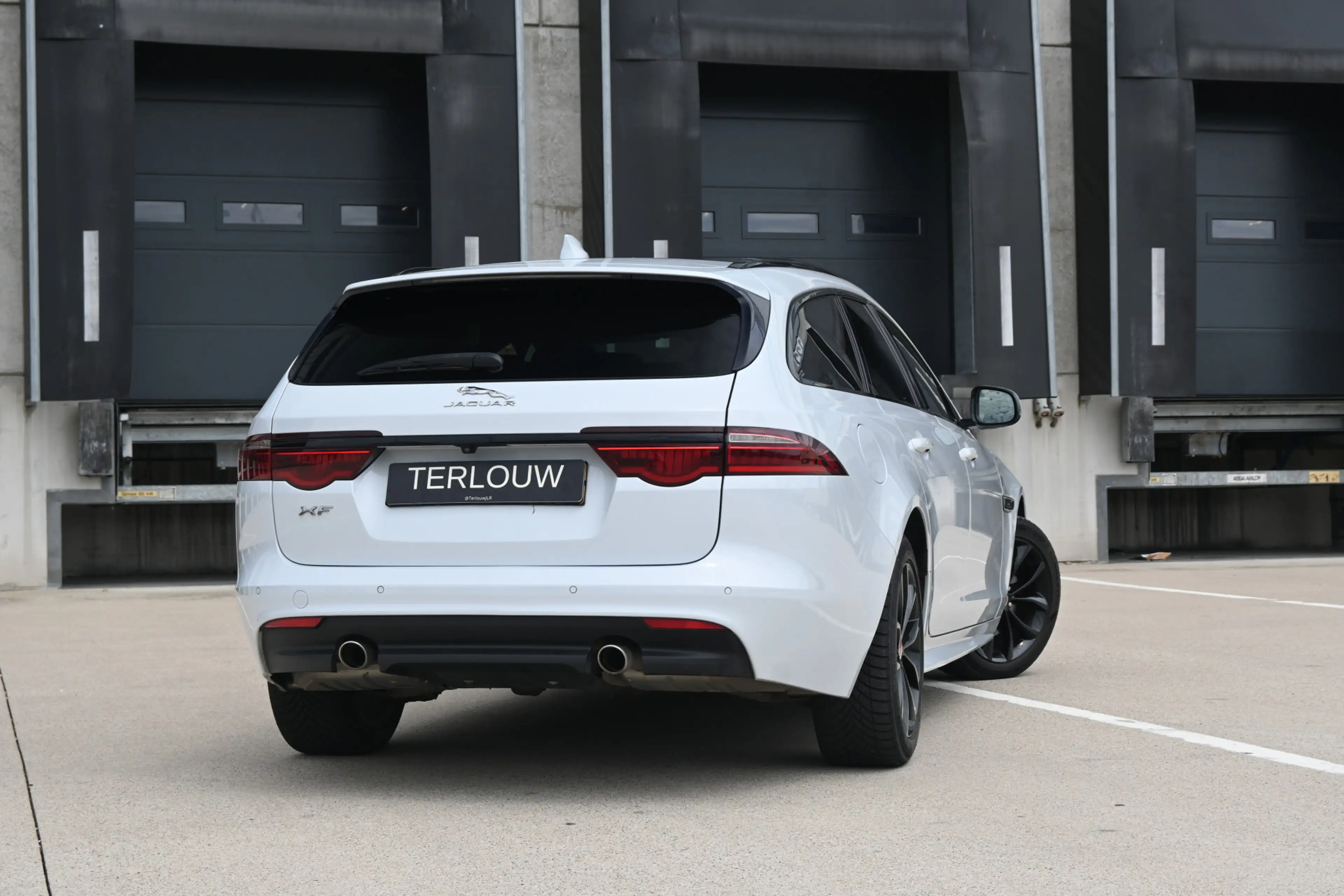 Jaguar XF Sportbrake 2.0t Chequered Flag — photo 3