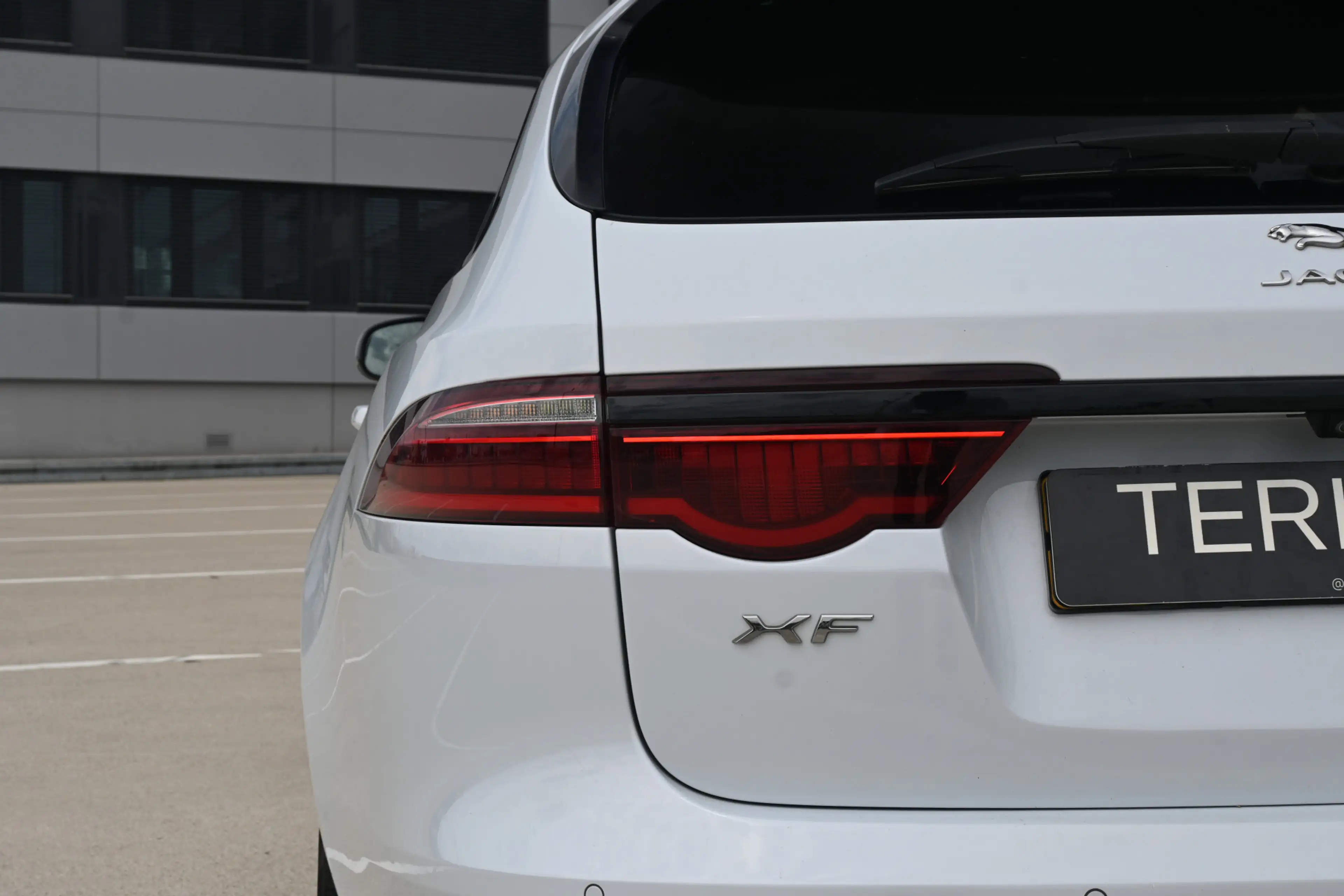 Jaguar XF Sportbrake 2.0t Chequered Flag — photo 15