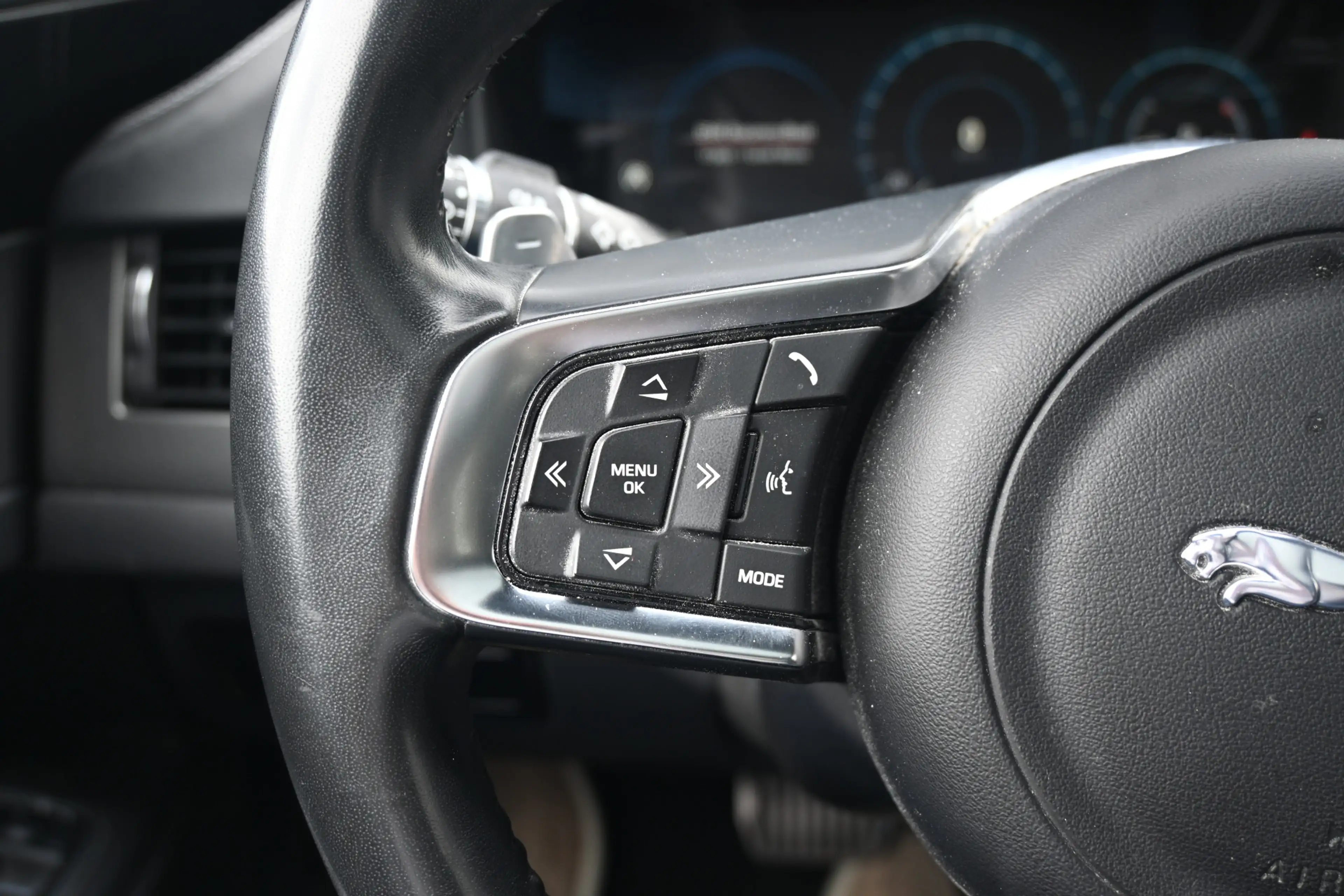 Jaguar XF Sportbrake 2.0t Chequered Flag — photo 18