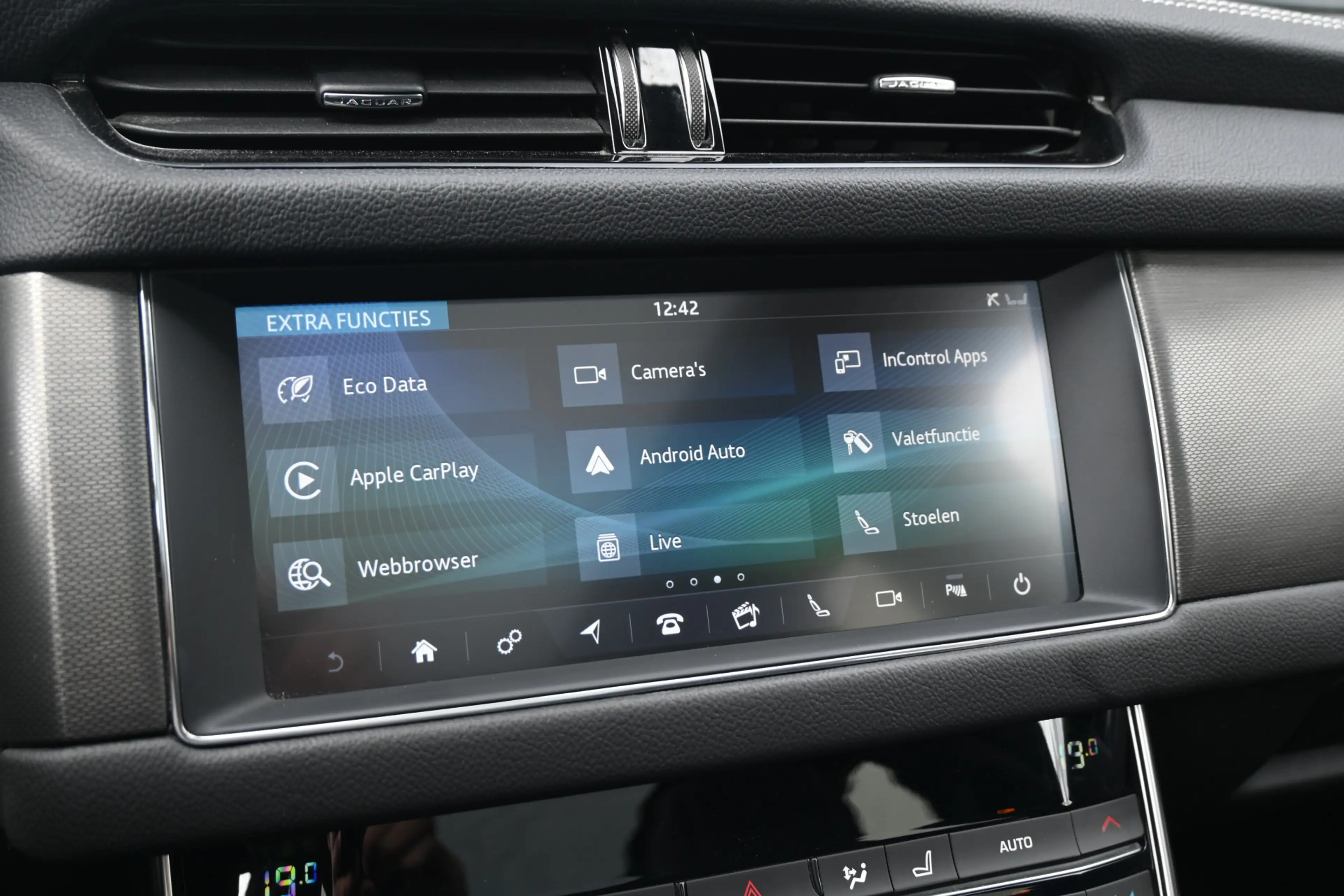 Jaguar XF Sportbrake 2.0t Chequered Flag — photo 22