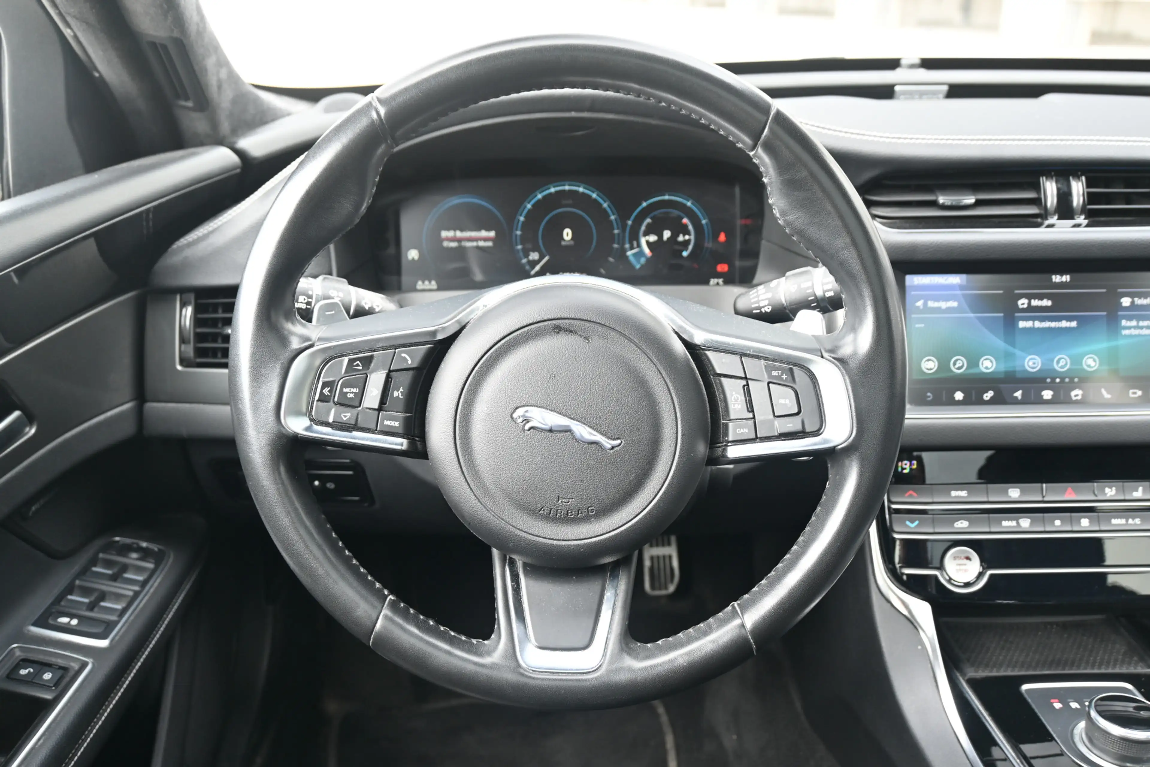 Jaguar XF Sportbrake 2.0t Chequered Flag — photo 17