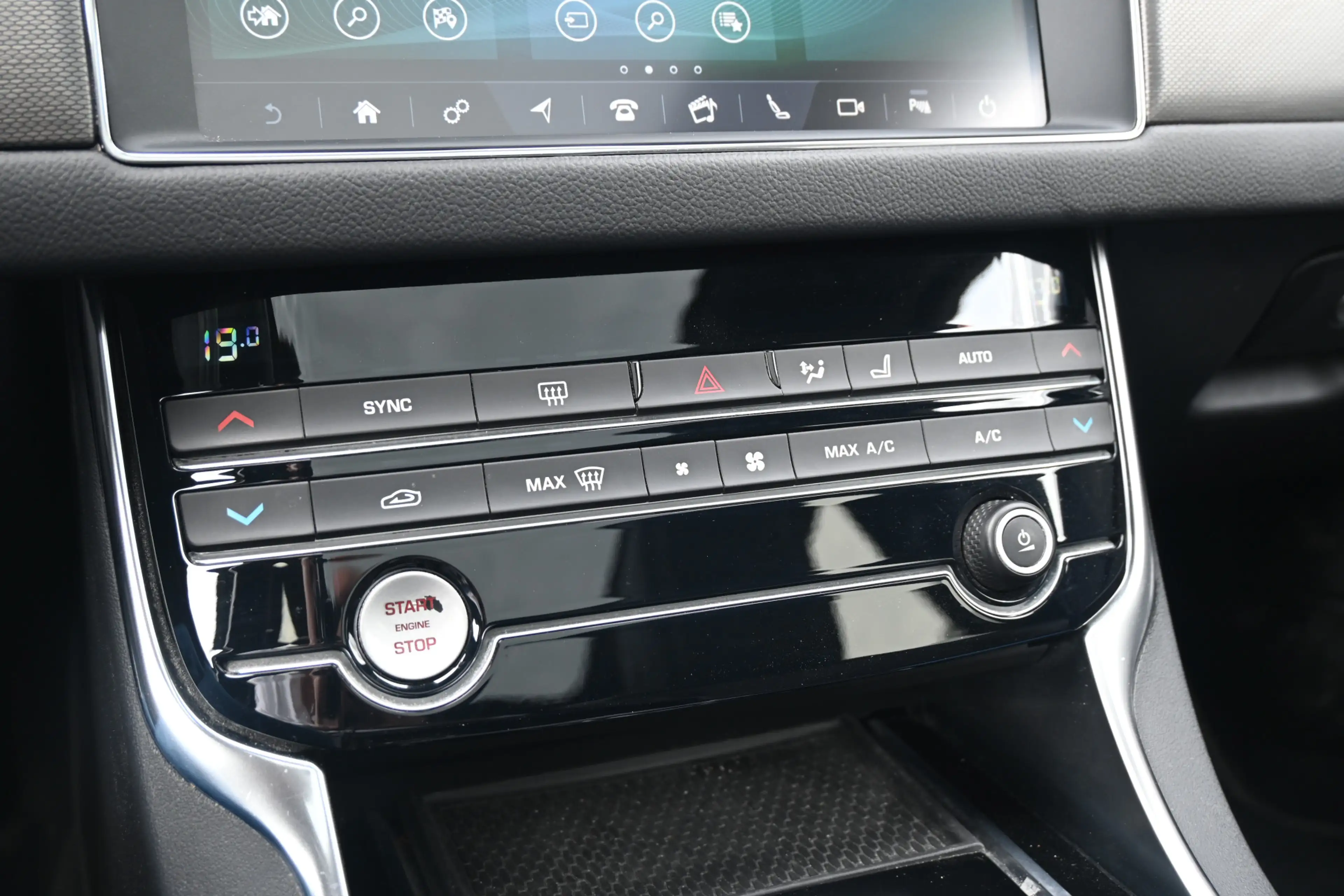 Jaguar XF Sportbrake 2.0t Chequered Flag — photo 29