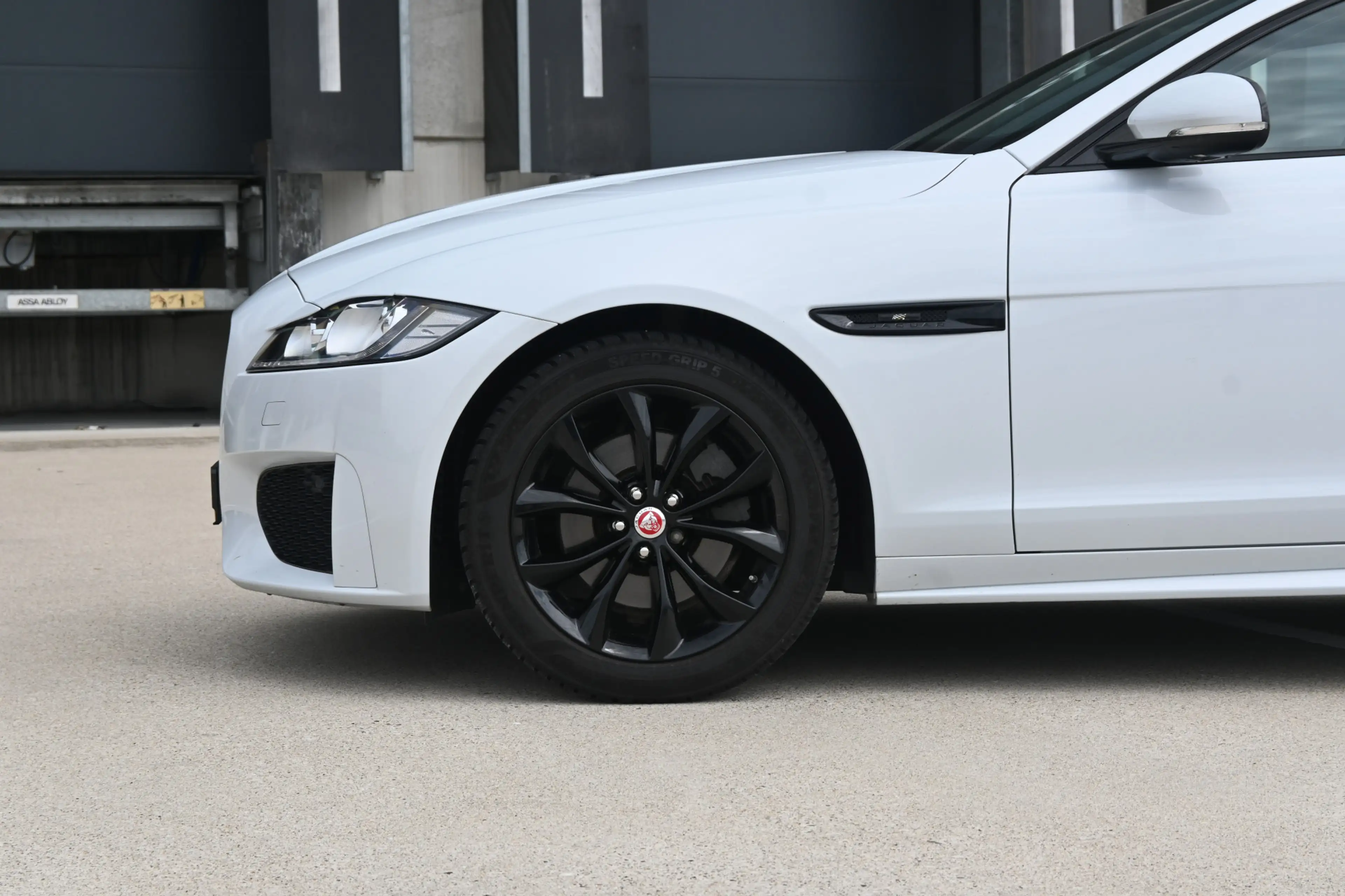 Jaguar XF Sportbrake 2.0t Chequered Flag — photo 11