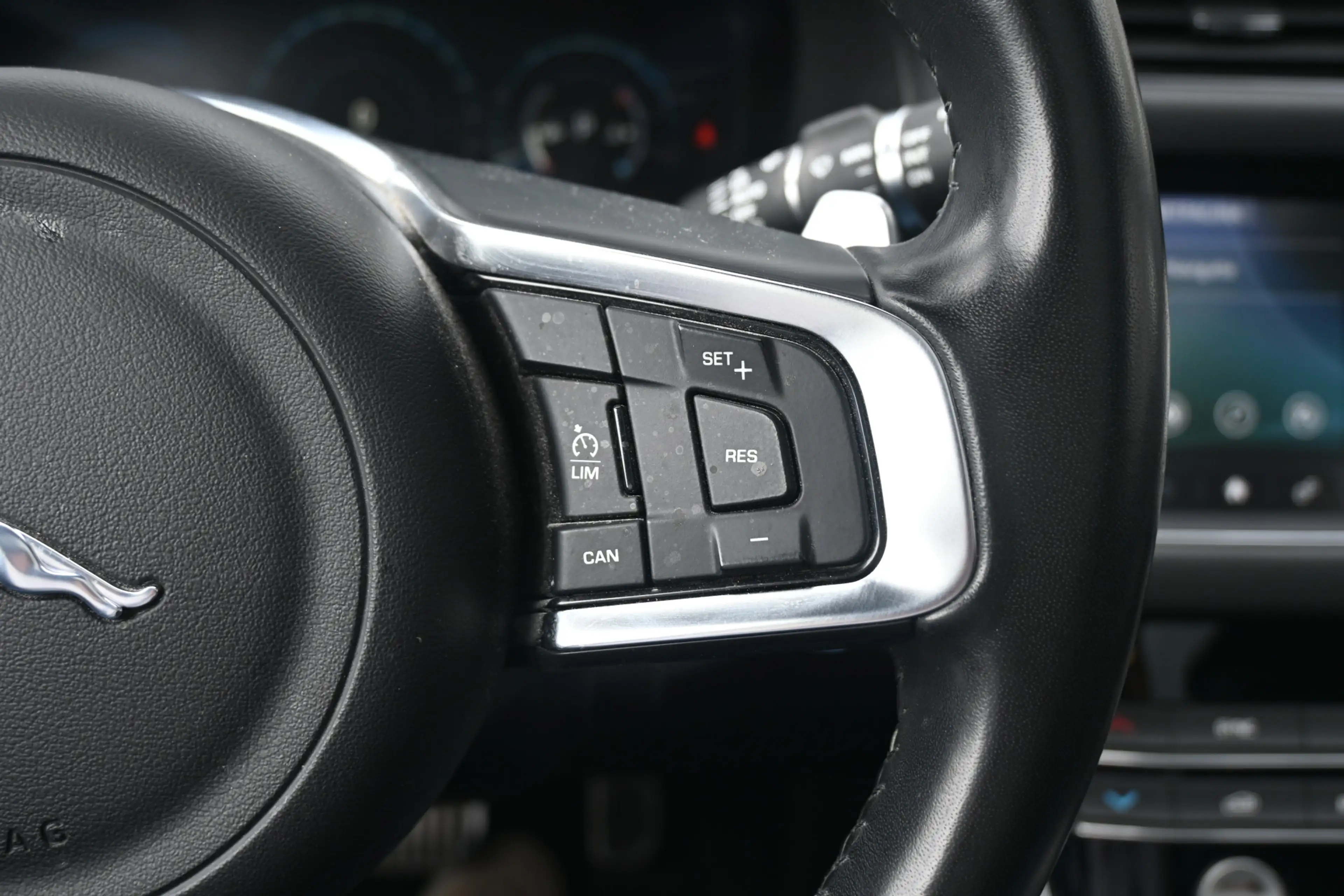 Jaguar XF Sportbrake 2.0t Chequered Flag — photo 19