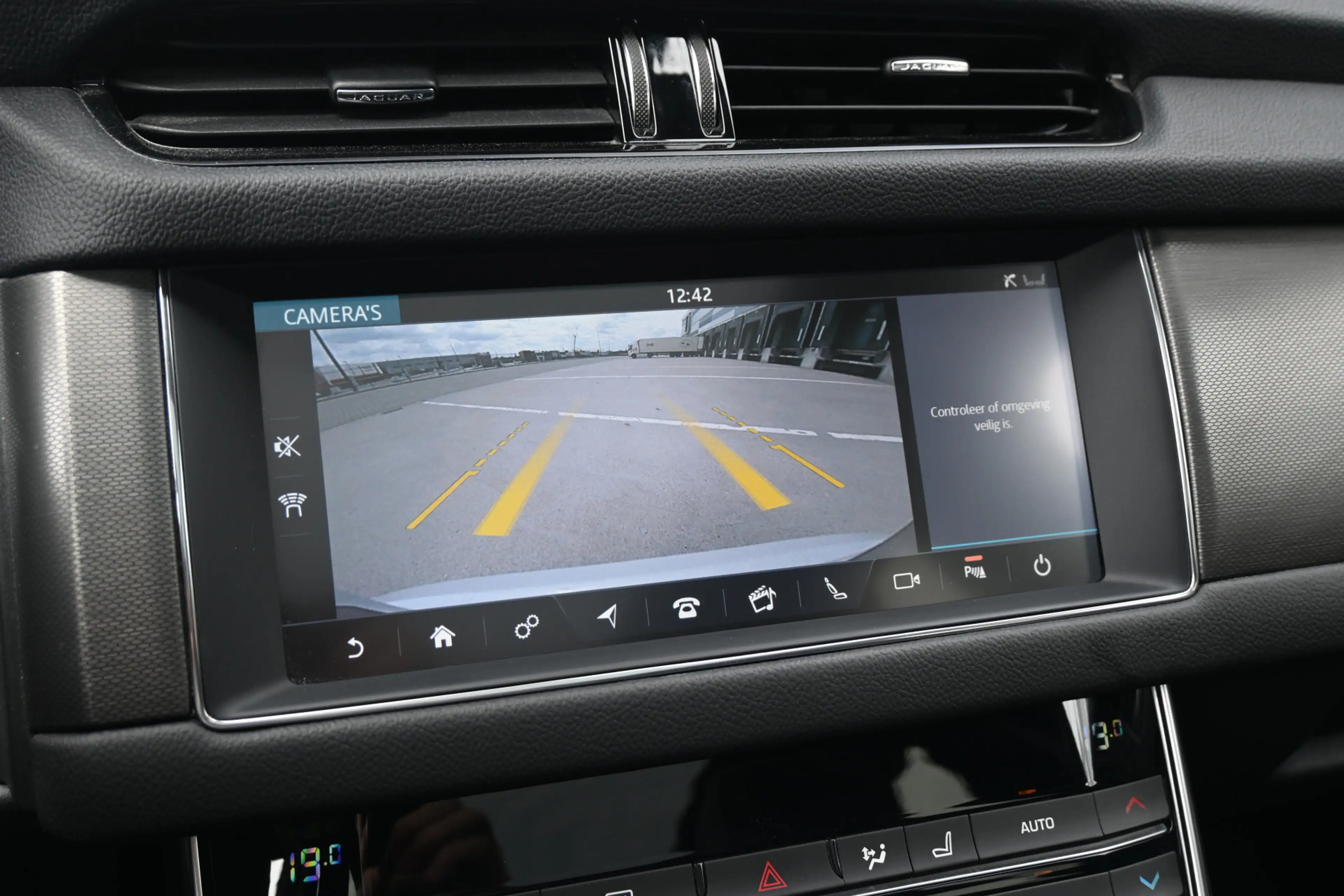 Jaguar XF Sportbrake 2.0t Chequered Flag — photo 24