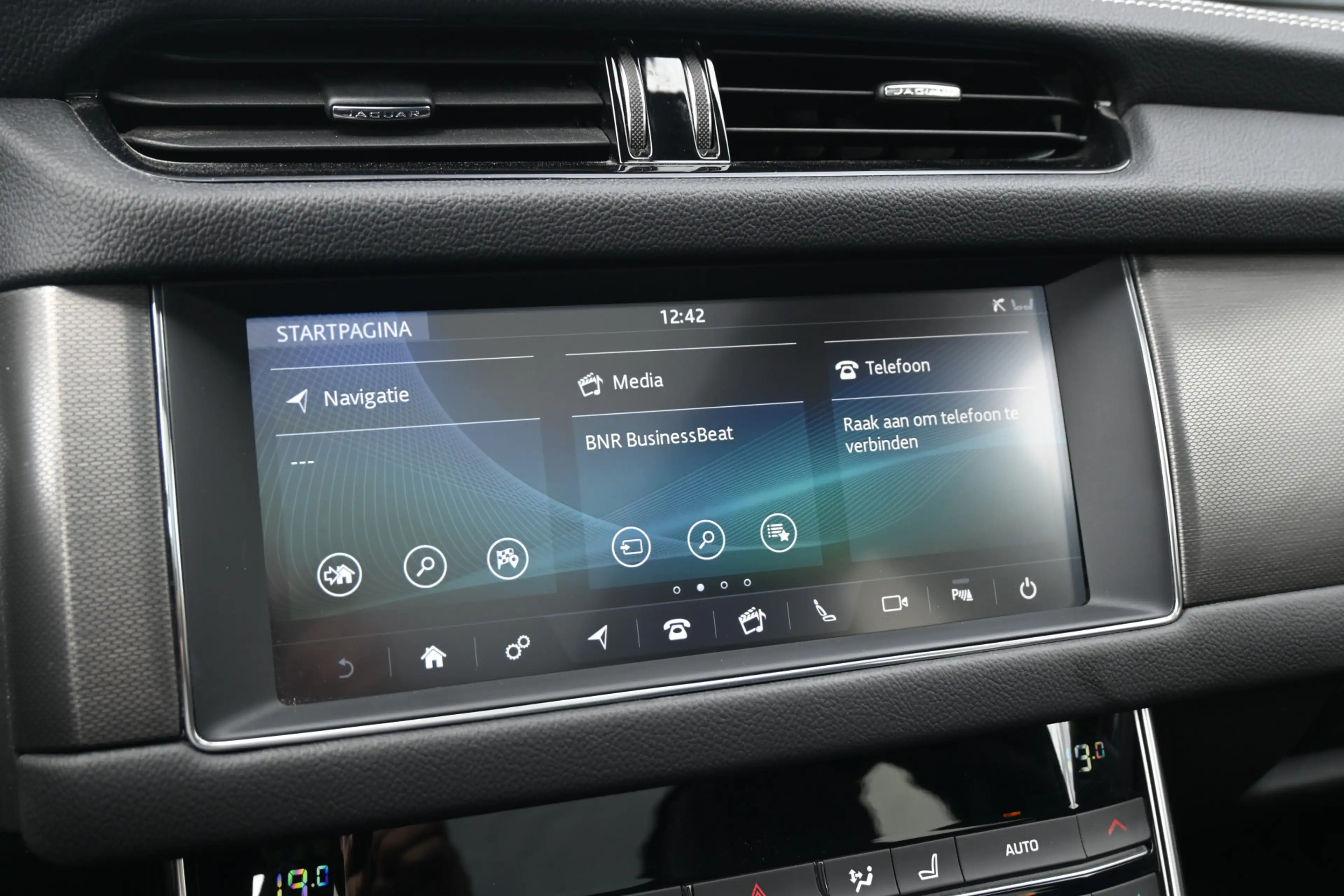 Jaguar XF Sportbrake 2.0t Chequered Flag — photo 21