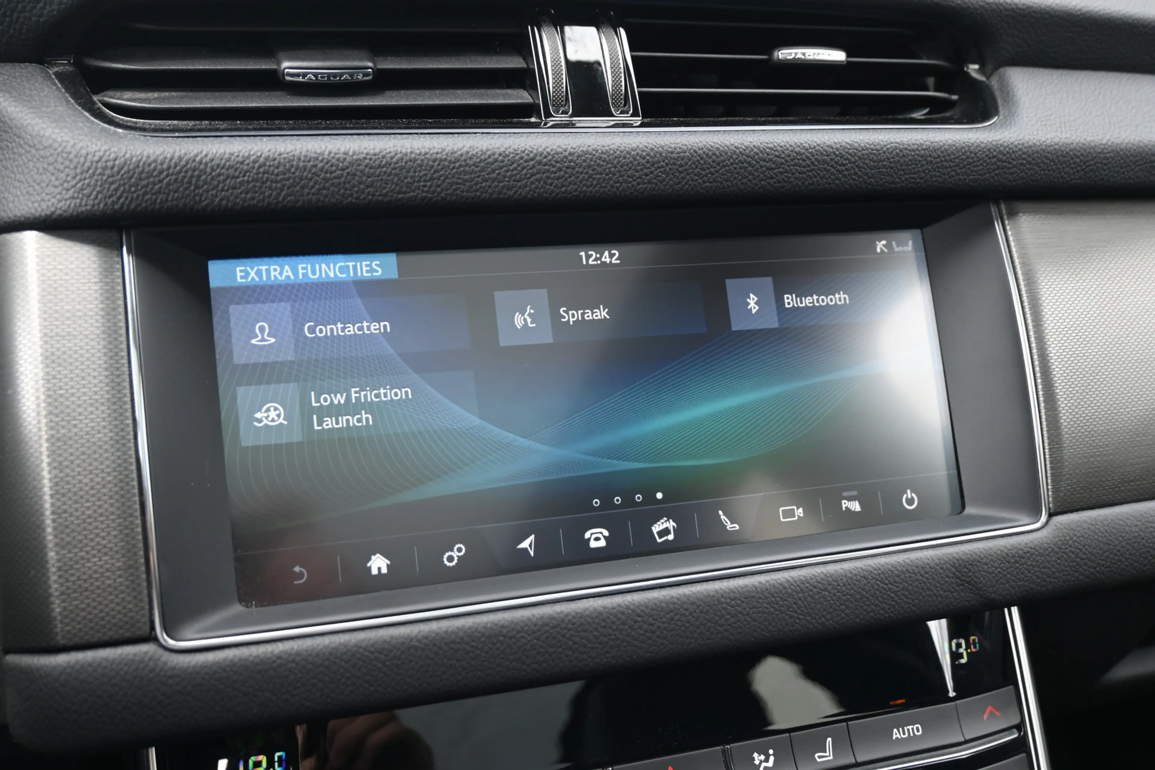 Jaguar XF Sportbrake 2.0t Chequered Flag — photo 23