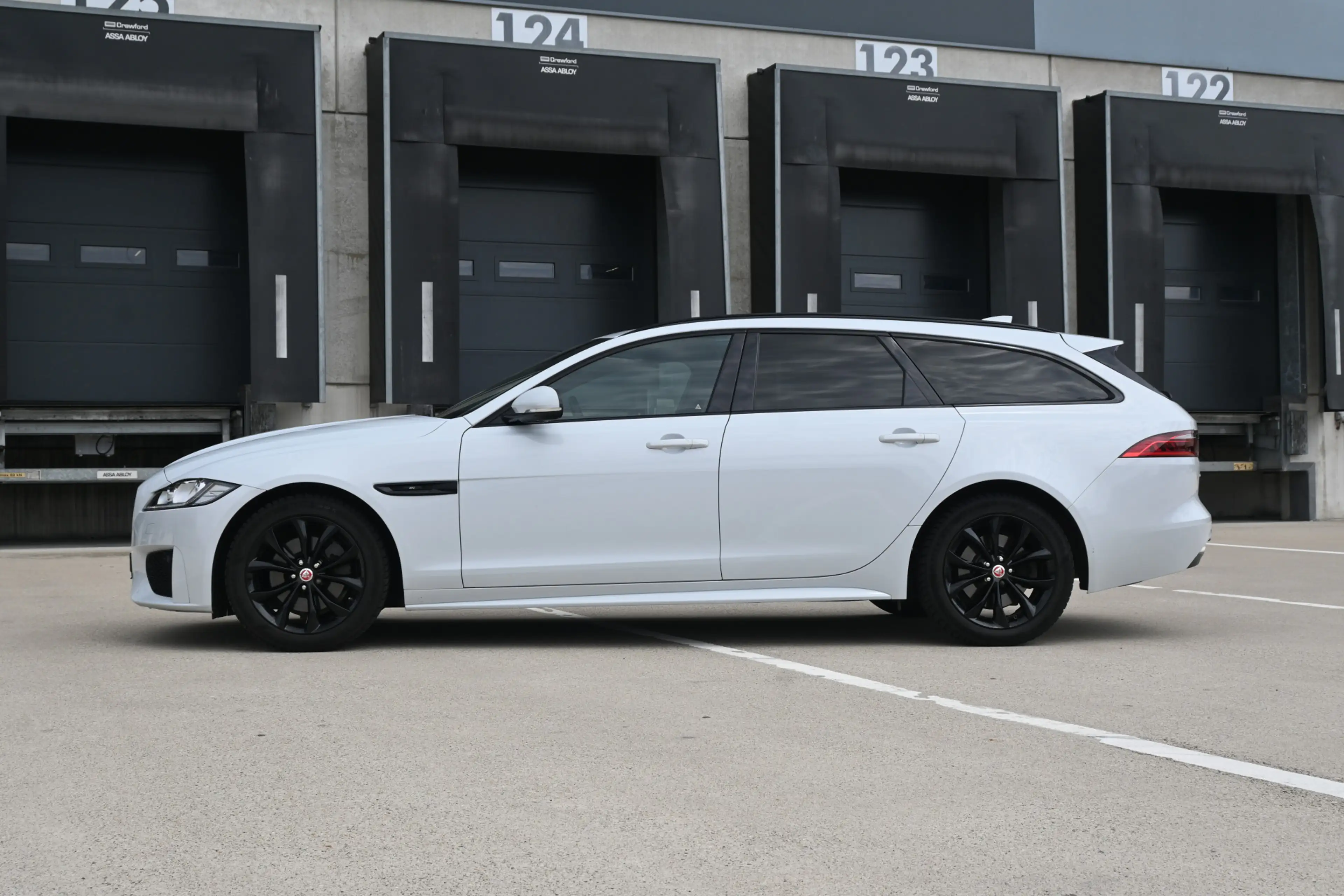 Jaguar XF Sportbrake 2.0t Chequered Flag — photo 9